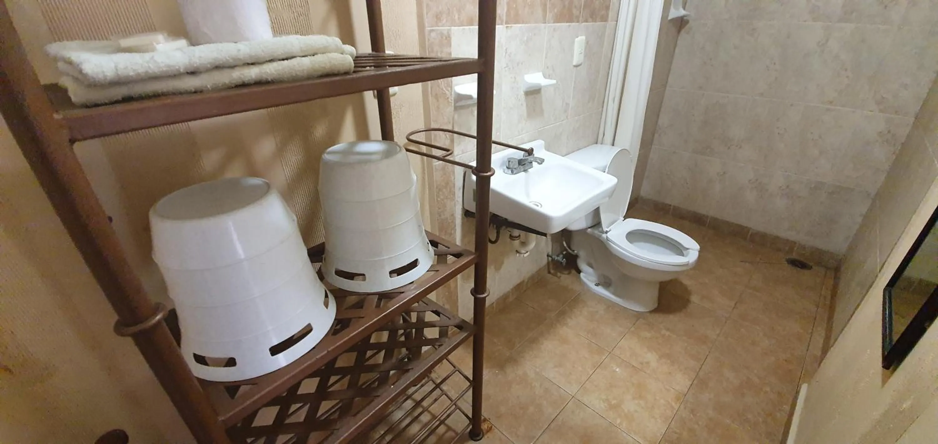 Bathroom in Capital O Colina Dorada