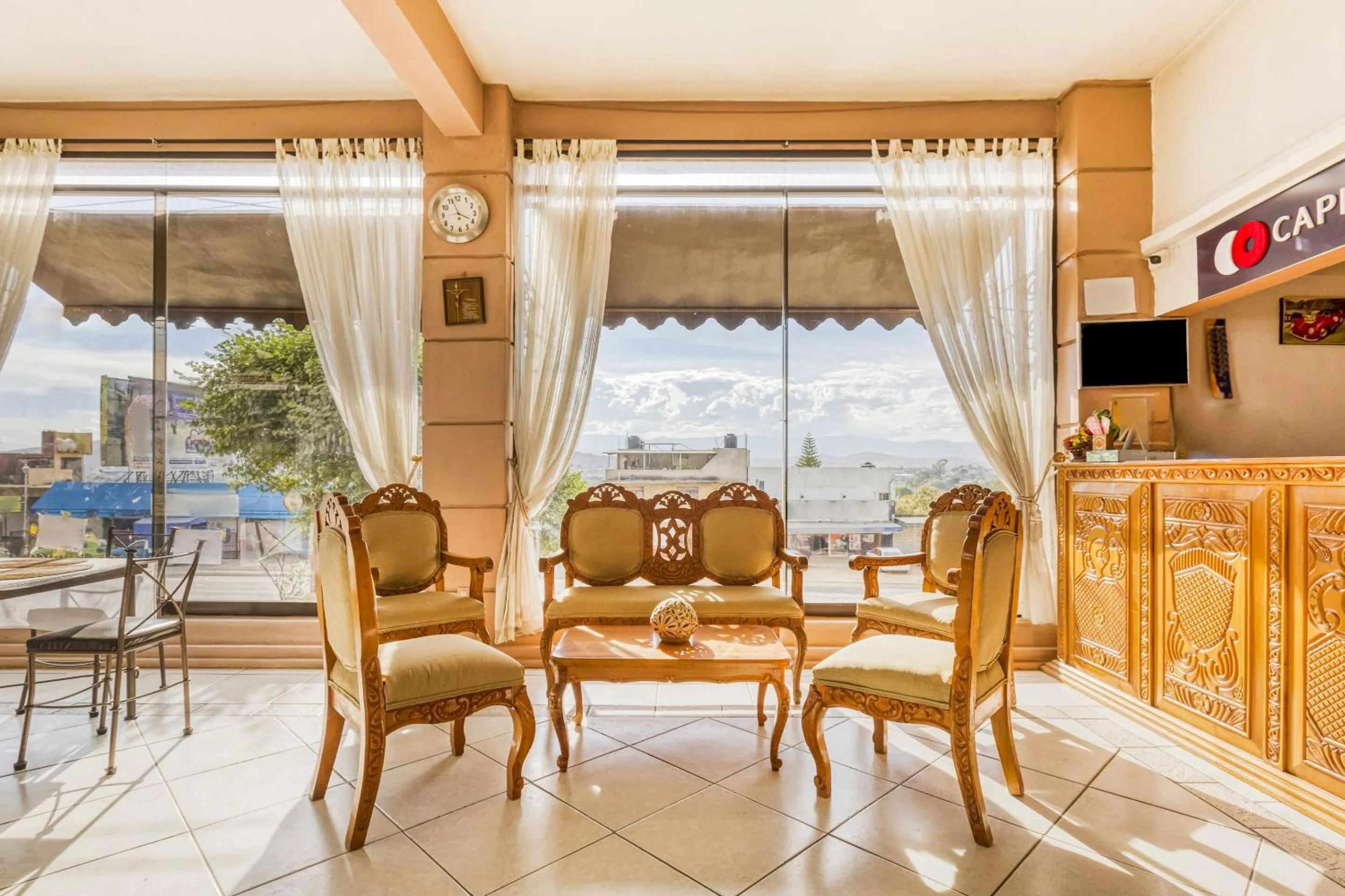 Lobby or reception in Capital O Colina Dorada