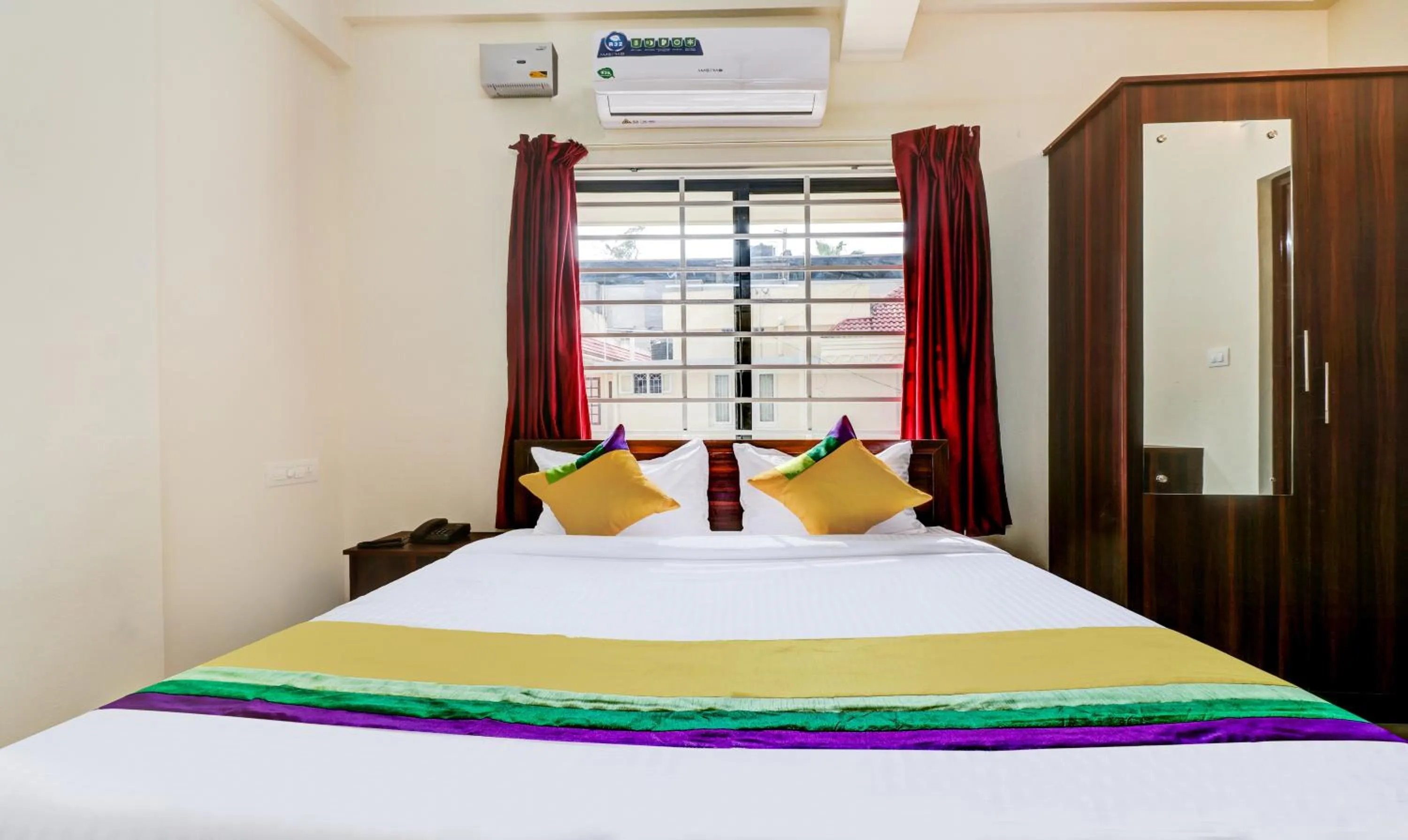 Bedroom, Bed in Itsy Hotels Rain Tulsi Stayz, Palarivattom Junction