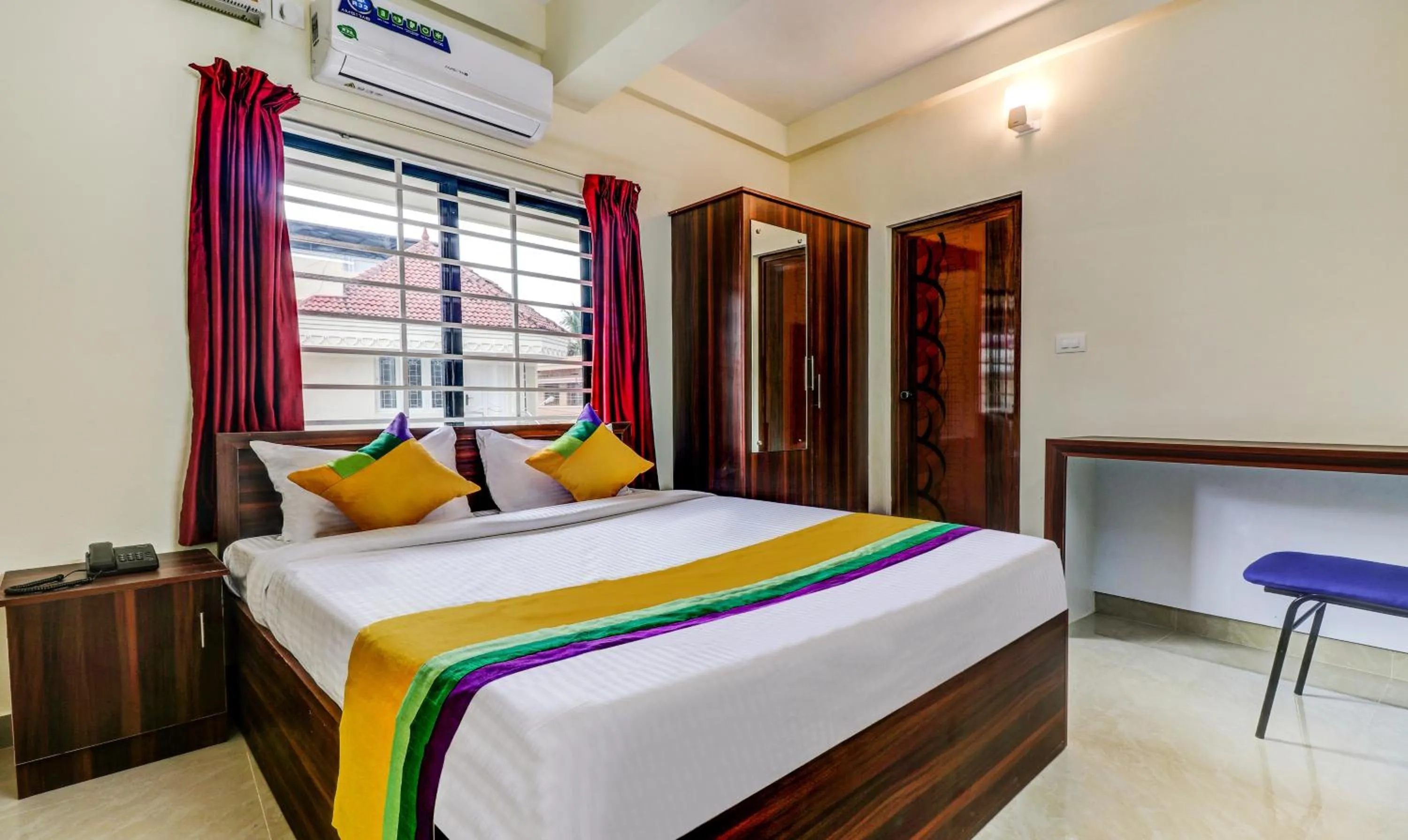 Photo of the whole room, Bed in Itsy Hotels Rain Tulsi Stayz, Palarivattom Junction
