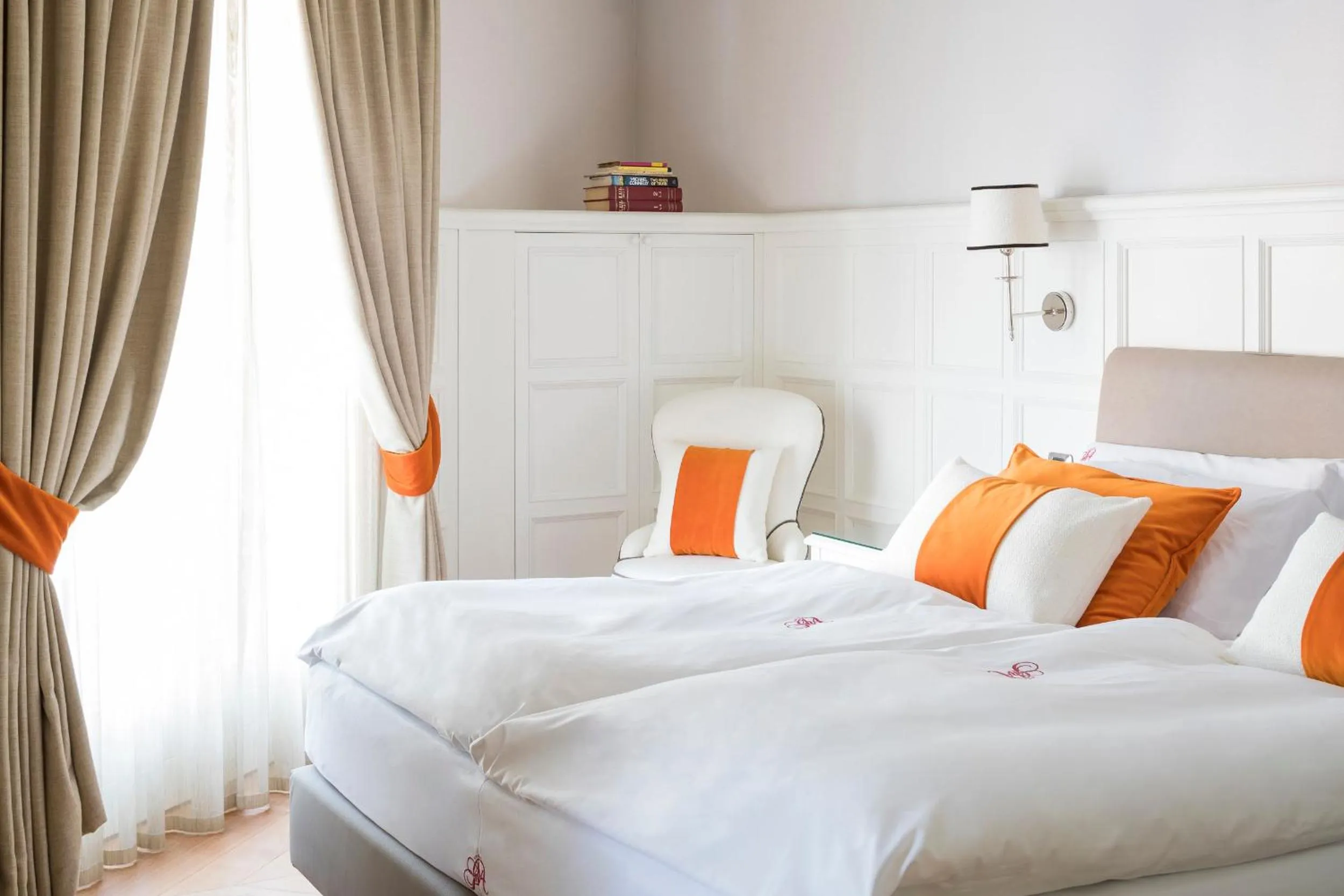 Mountain view, Bed in Grand Hôtel des Alpes