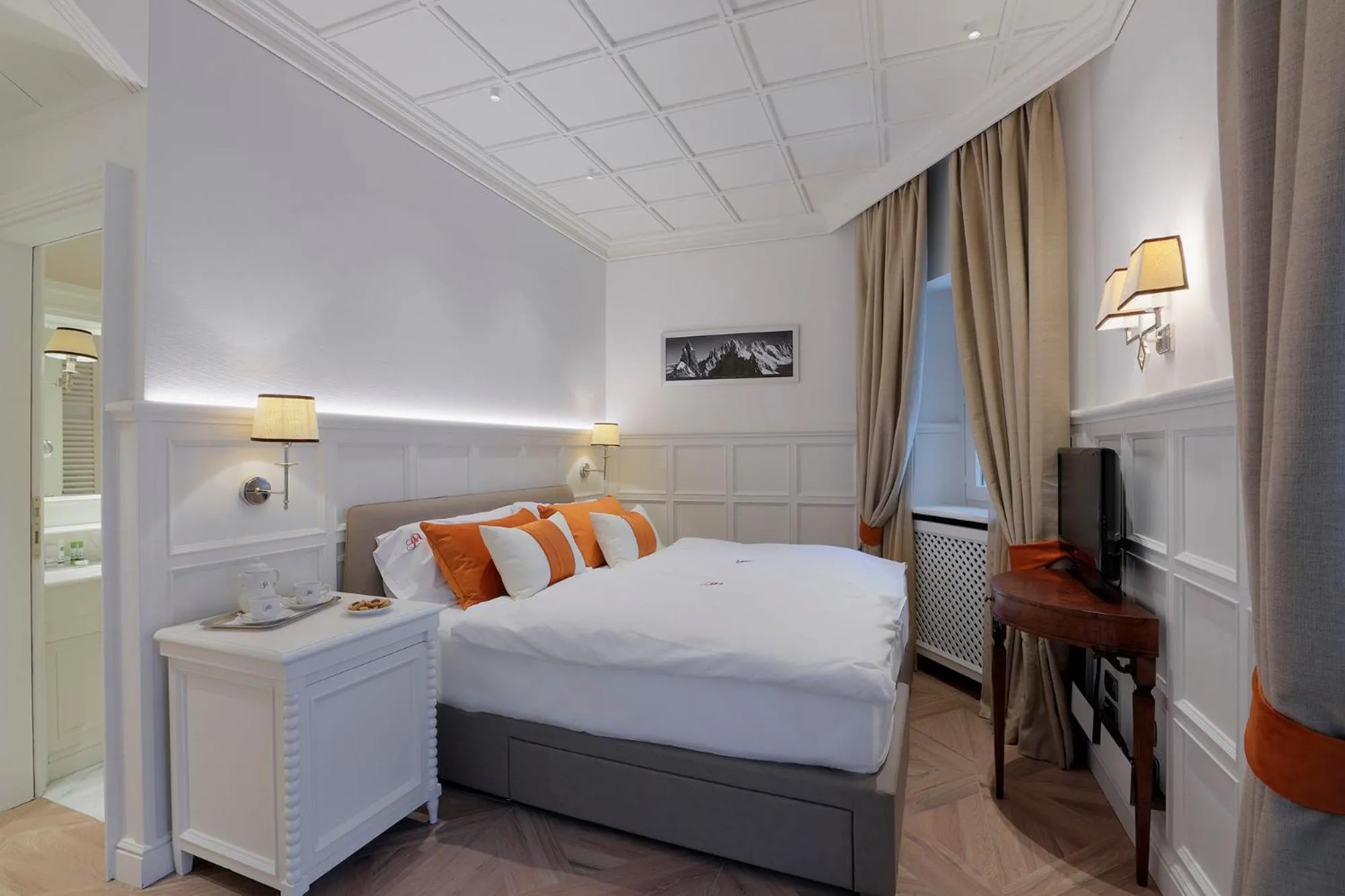 Photo of the whole room, Bed in Grand Hôtel des Alpes