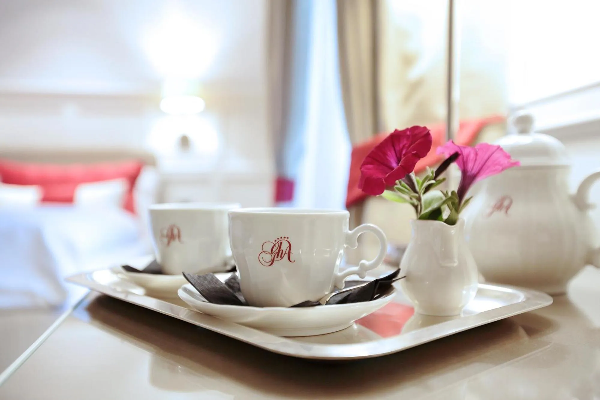 Coffee/tea facilities, Bed in Grand Hôtel des Alpes
