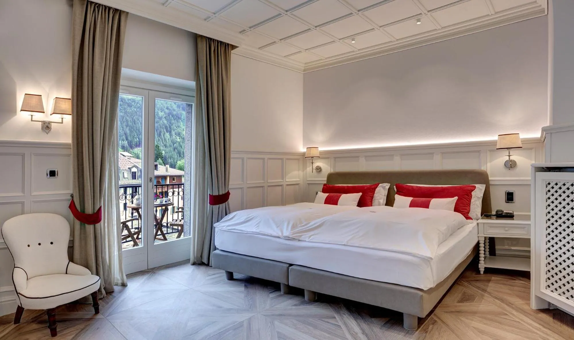 Photo of the whole room, Bed in Grand Hôtel des Alpes