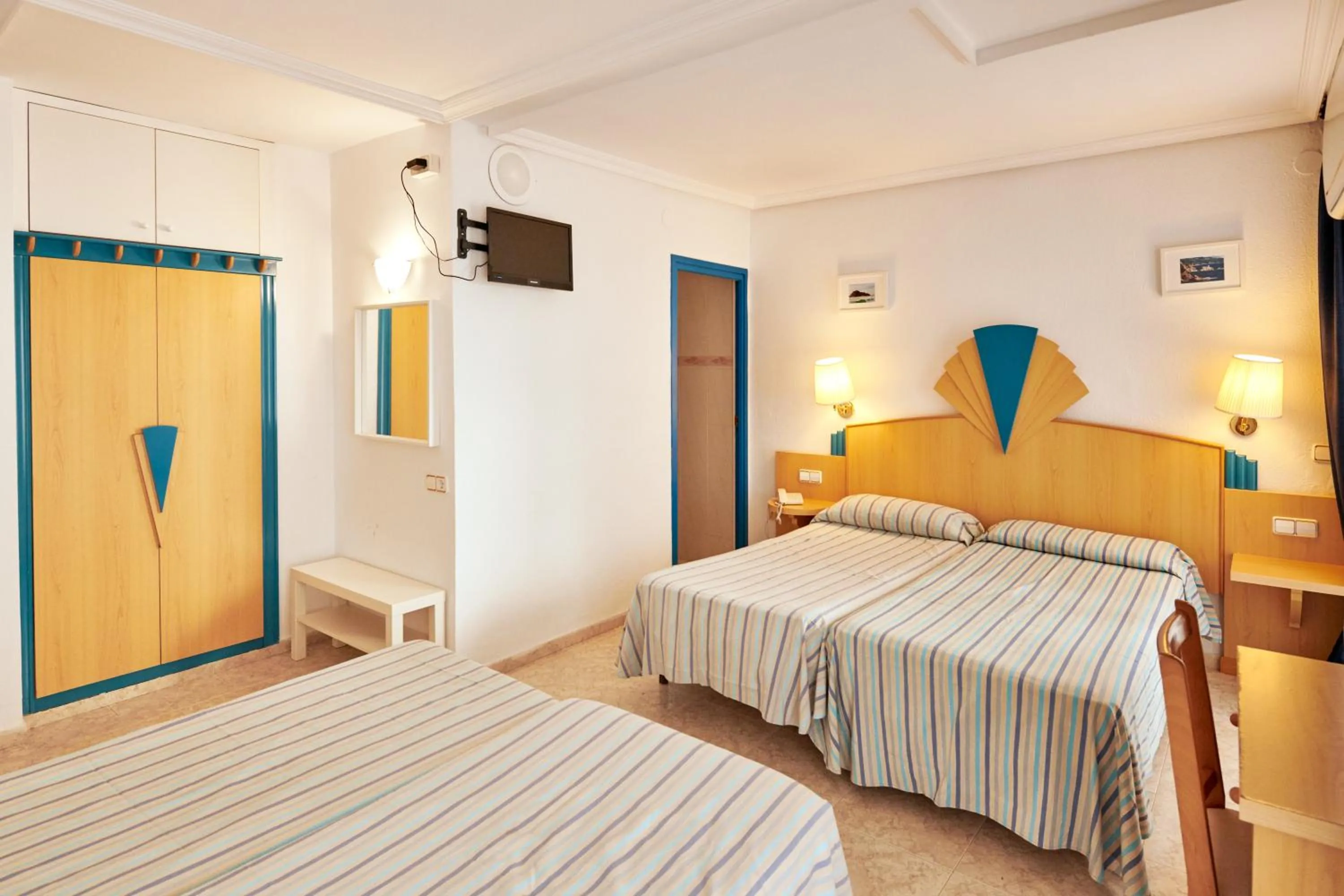 Photo of the whole room in Checkin Blanes