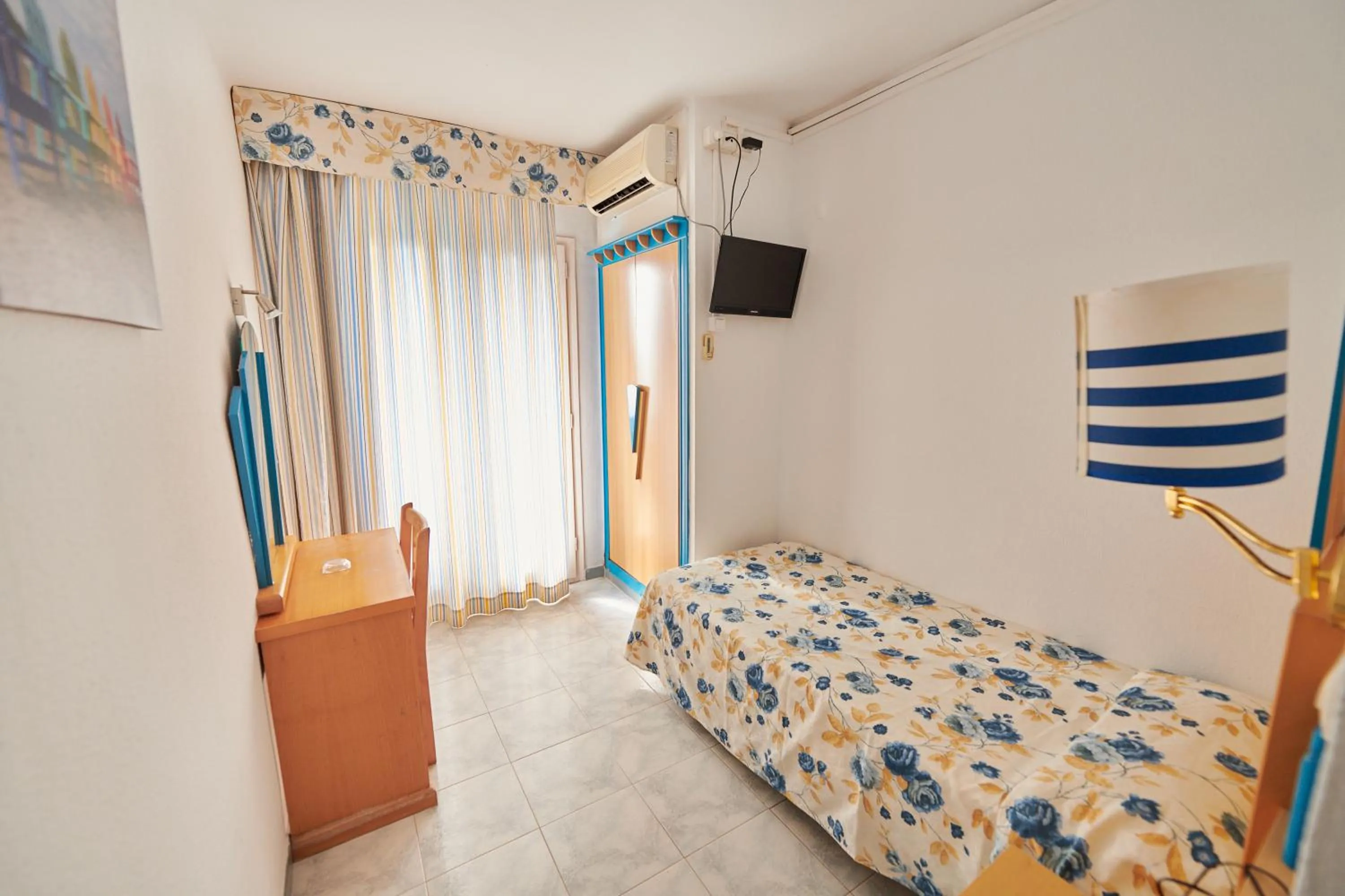 Photo of the whole room in Checkin Blanes