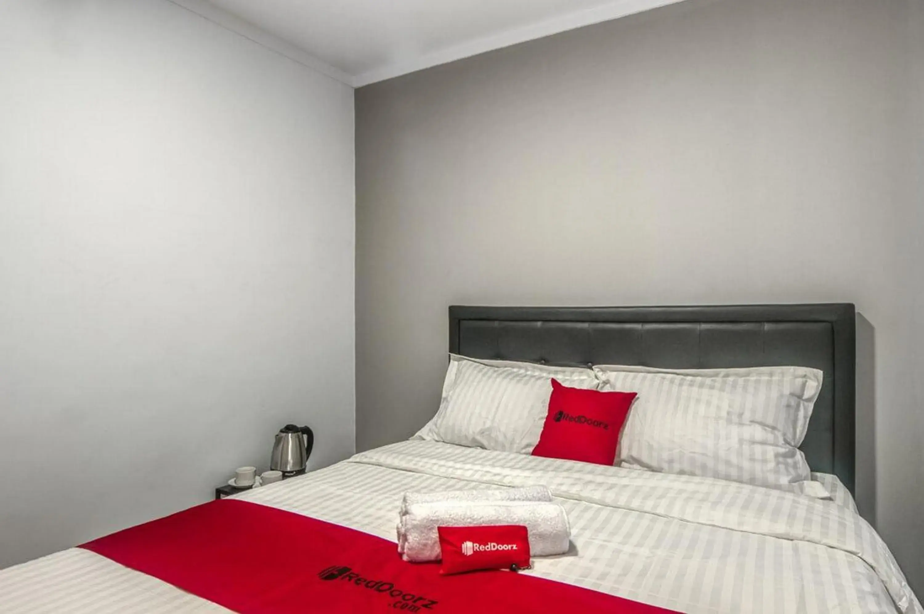 Standard Double Room in RedDoorz Plus at Cideng Timur Standard Double Room in RedDoorz Plus at Cideng Timur