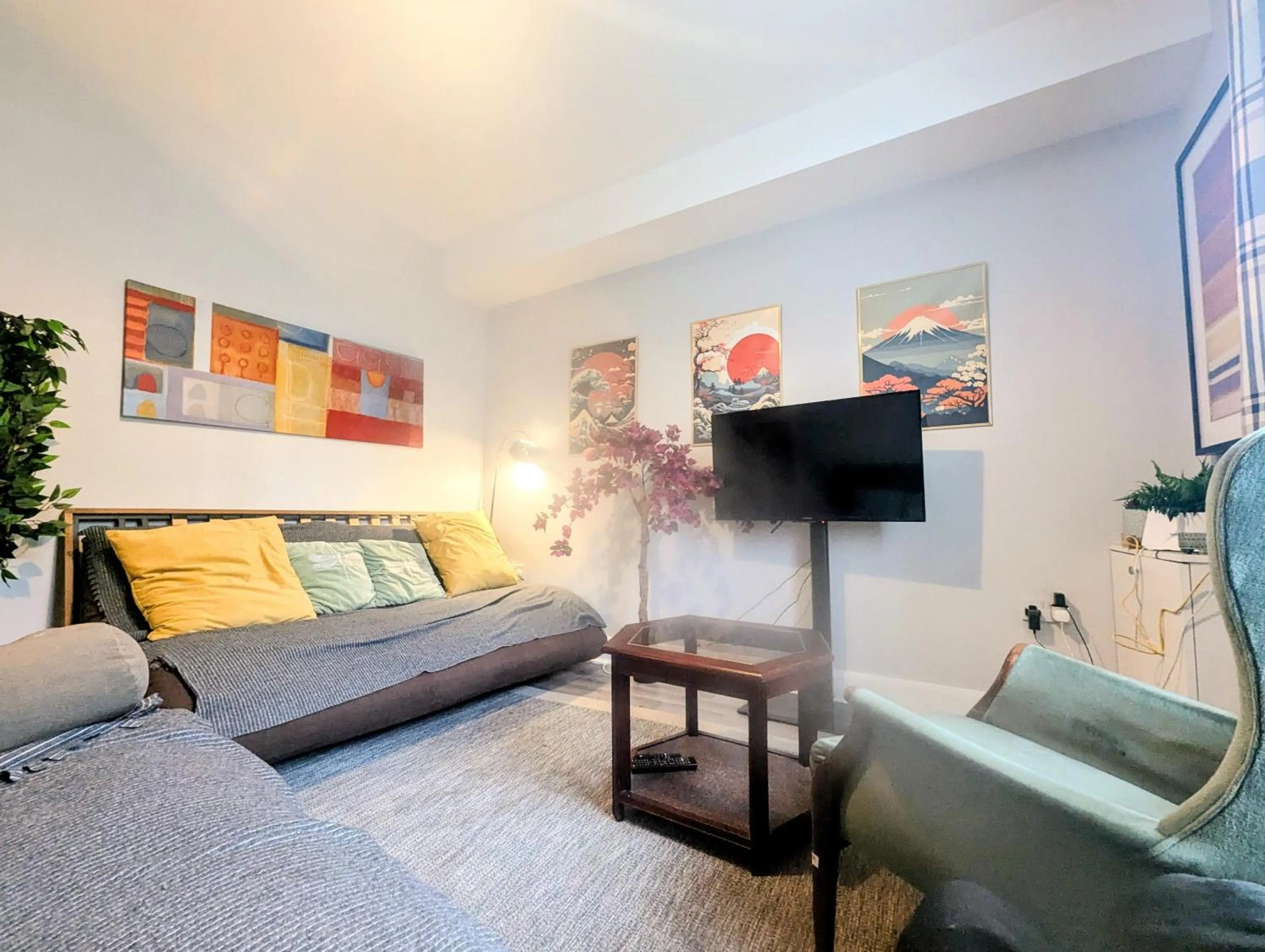 Communal lounge/ TV room, Bed in TopHome West Hampstead
