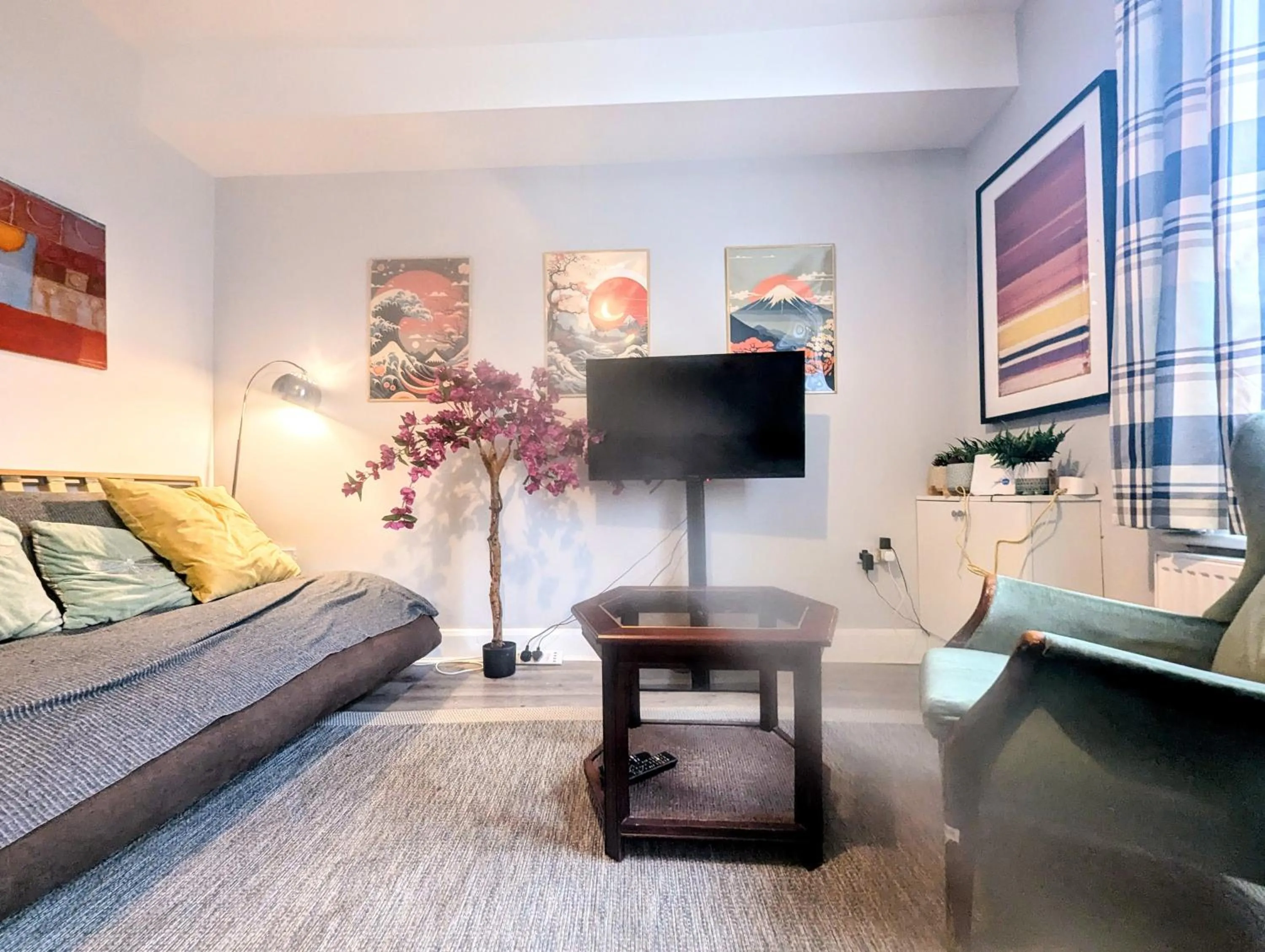 Communal lounge/ TV room, Bed in TopHome West Hampstead