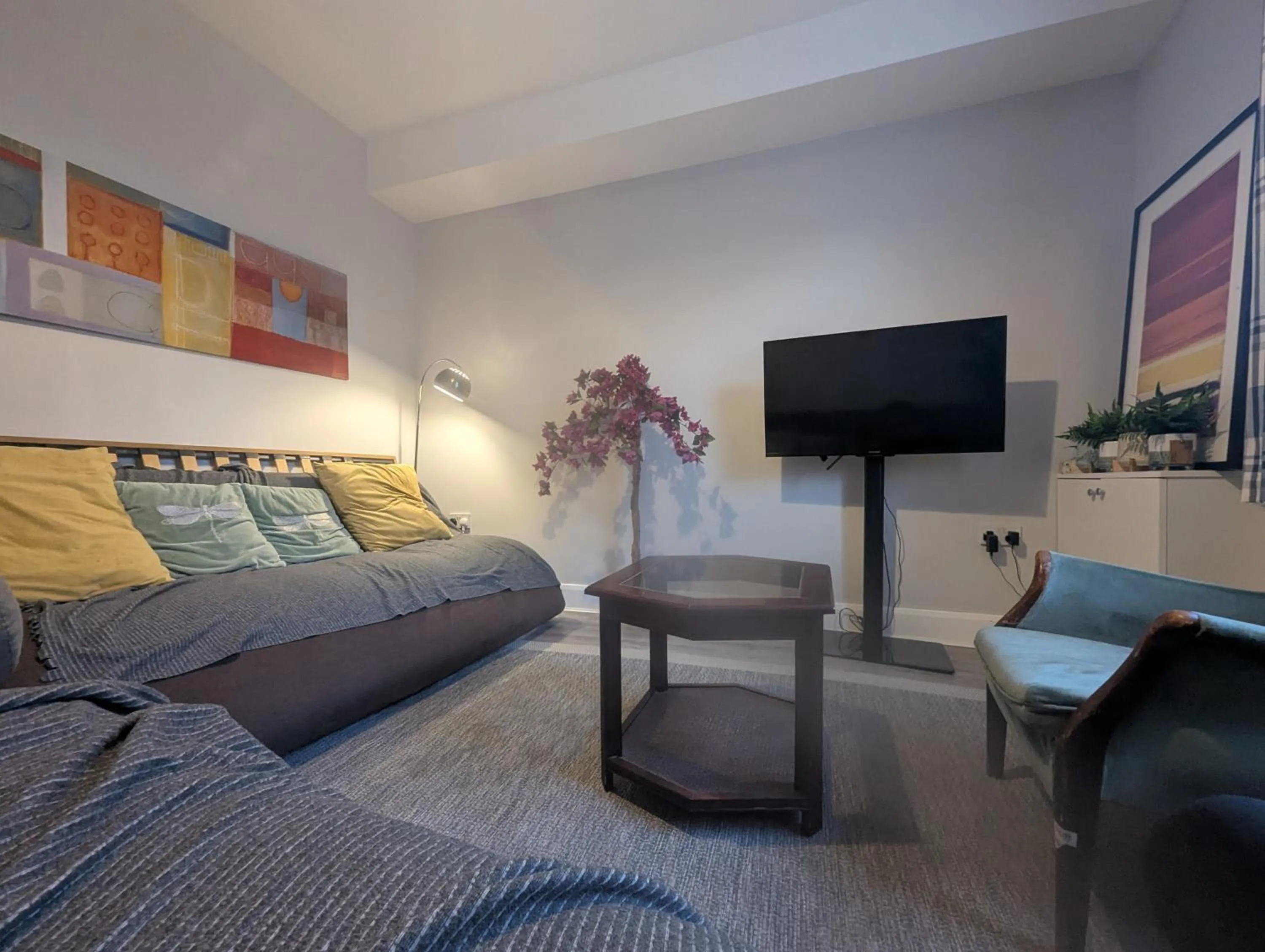 Communal lounge/ TV room, Bed in TopHome West Hampstead