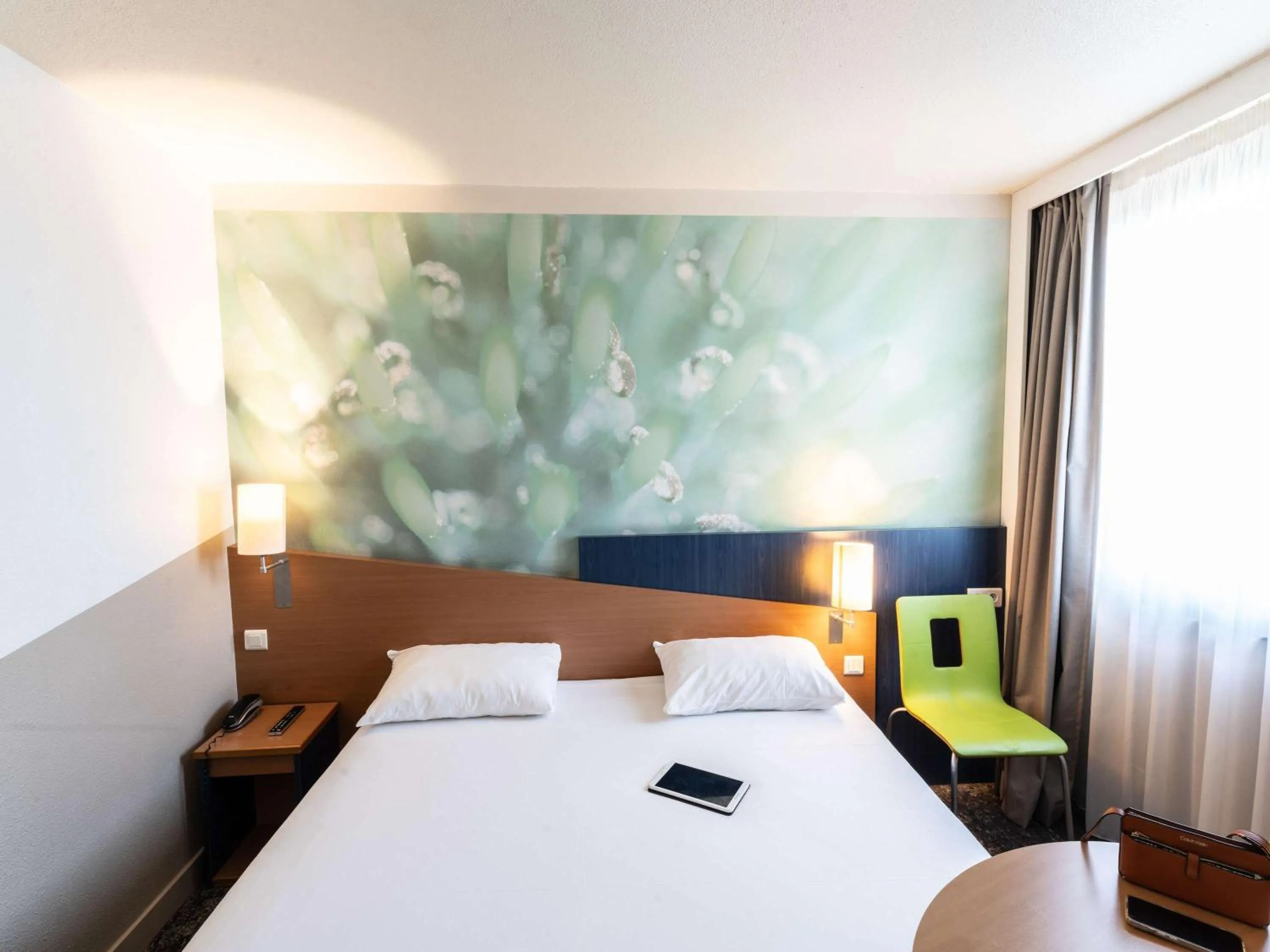 Bedroom, Bed in ibis Styles Angers Centre Gare
