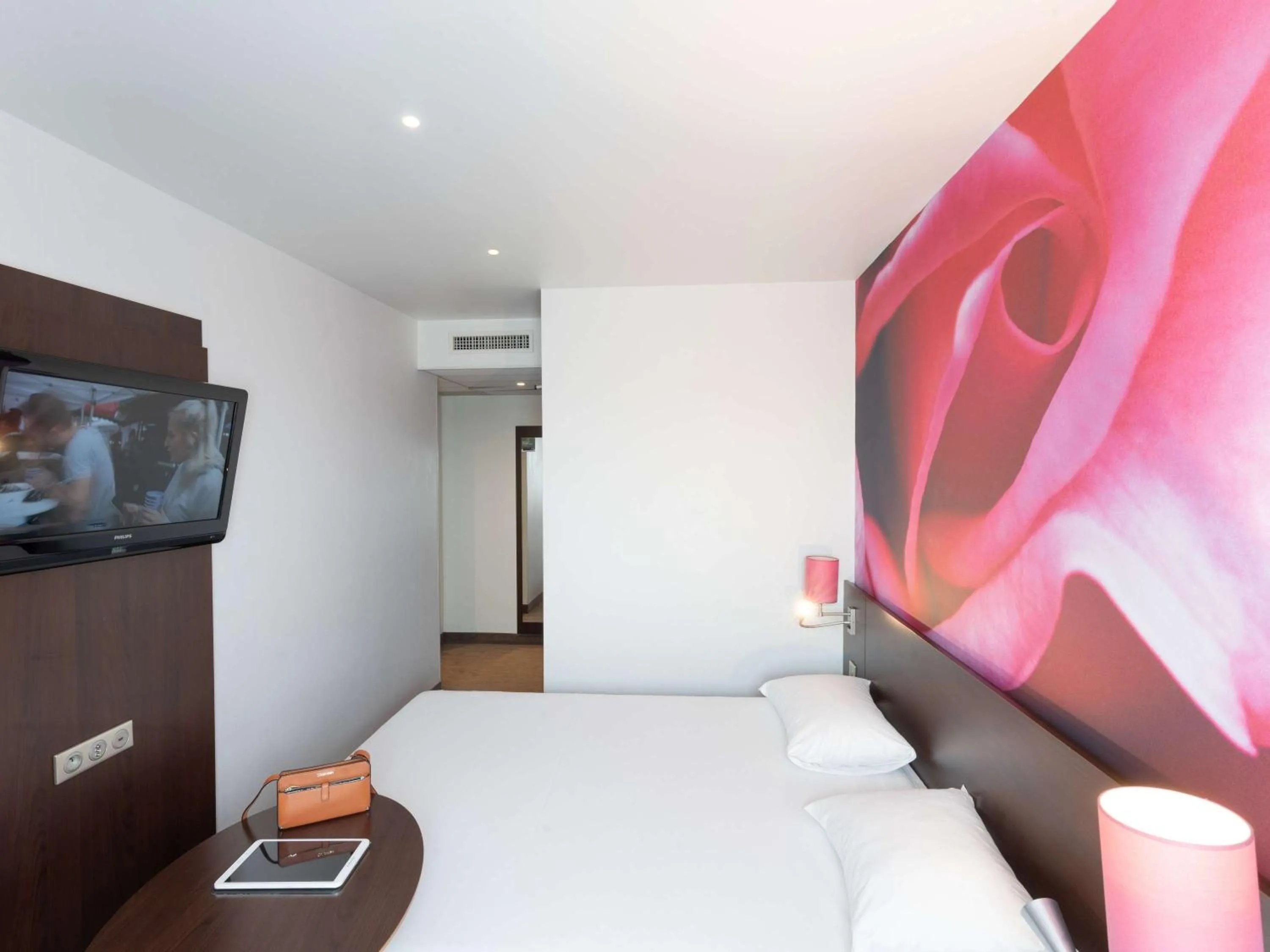 Bedroom, Bed in ibis Styles Angers Centre Gare