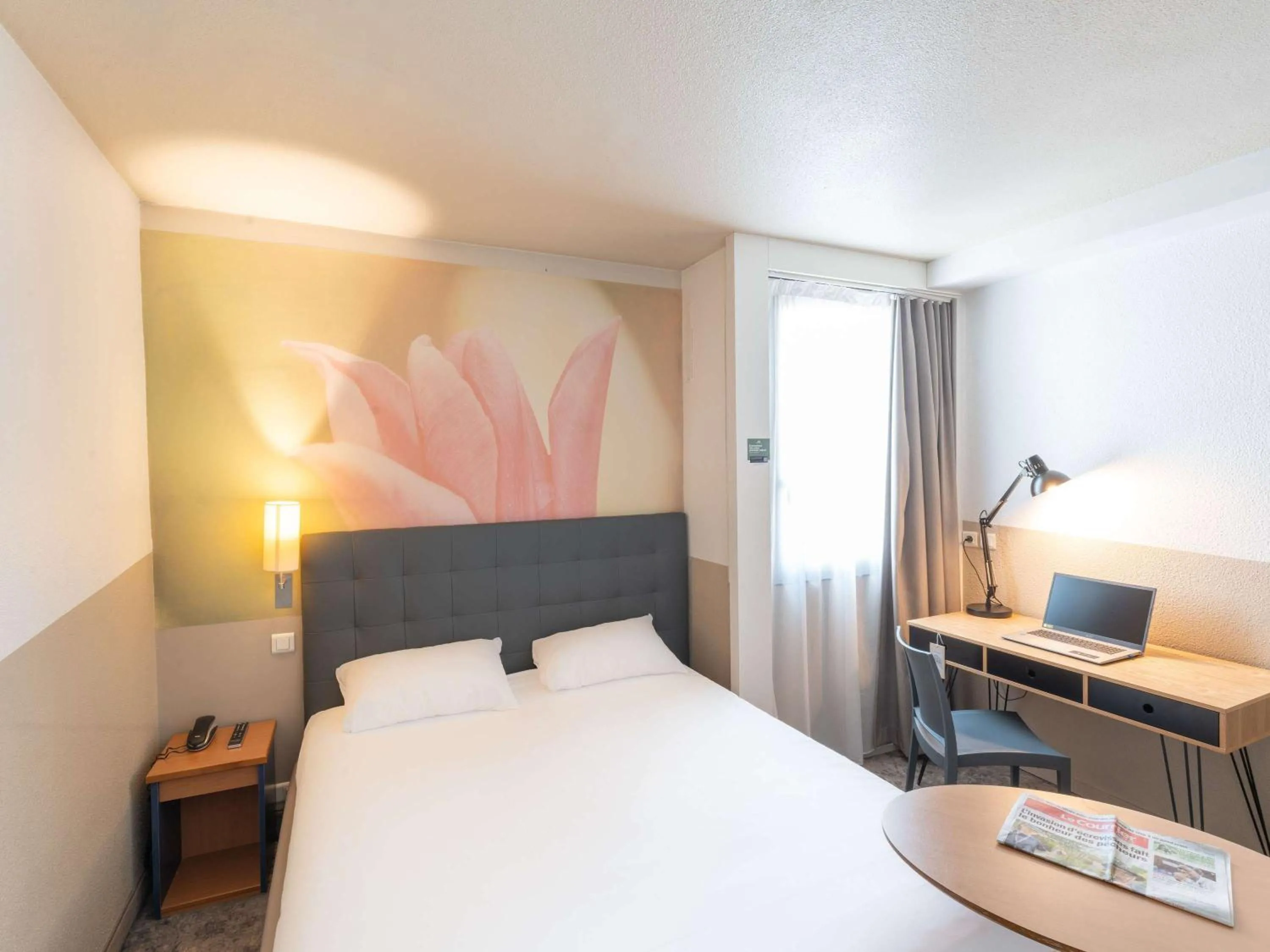 Bedroom, Bed in ibis Styles Angers Centre Gare