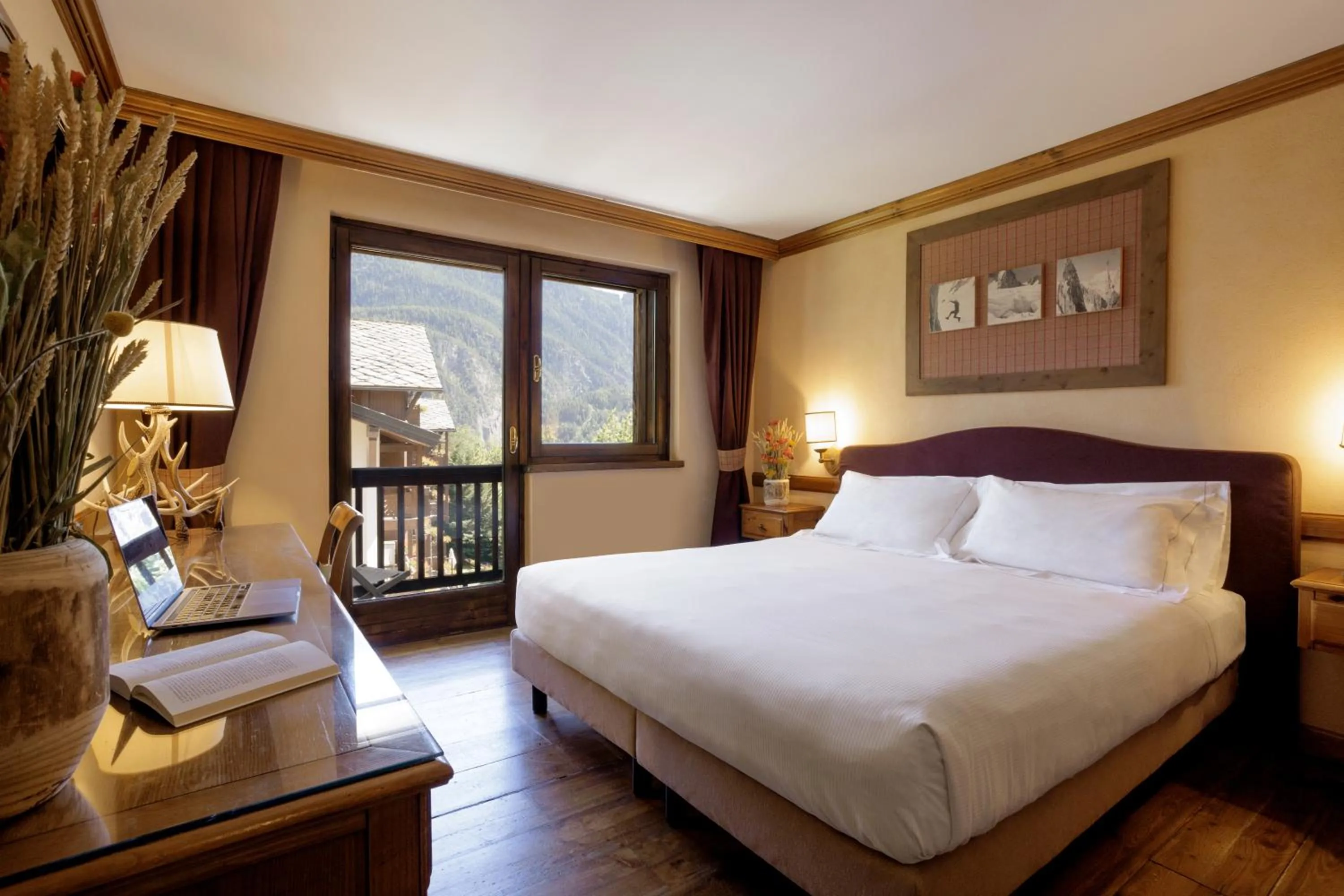 Bedroom, Bed in QC Hotel Monte Bianco