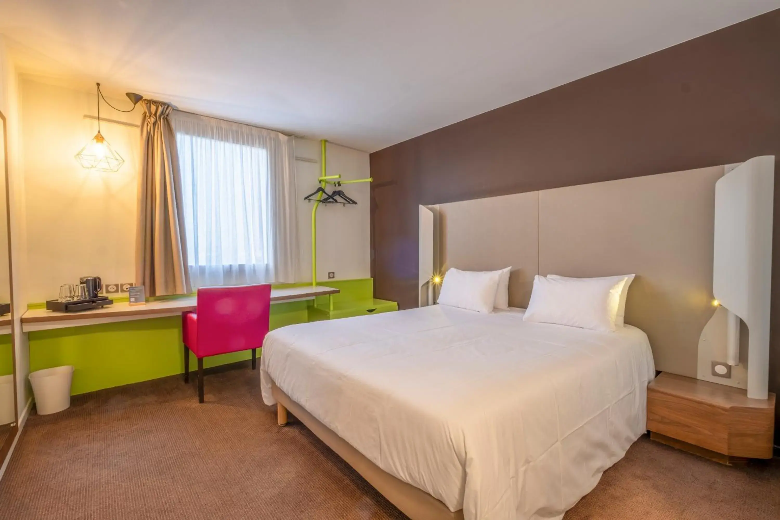 Bedroom, Bed in Campanile Roissy - Aéroport CDG - Le Mesnil Amelot Bedroom, Bed in Campanile Roissy - Aéroport CDG - Le Mesnil Amelot