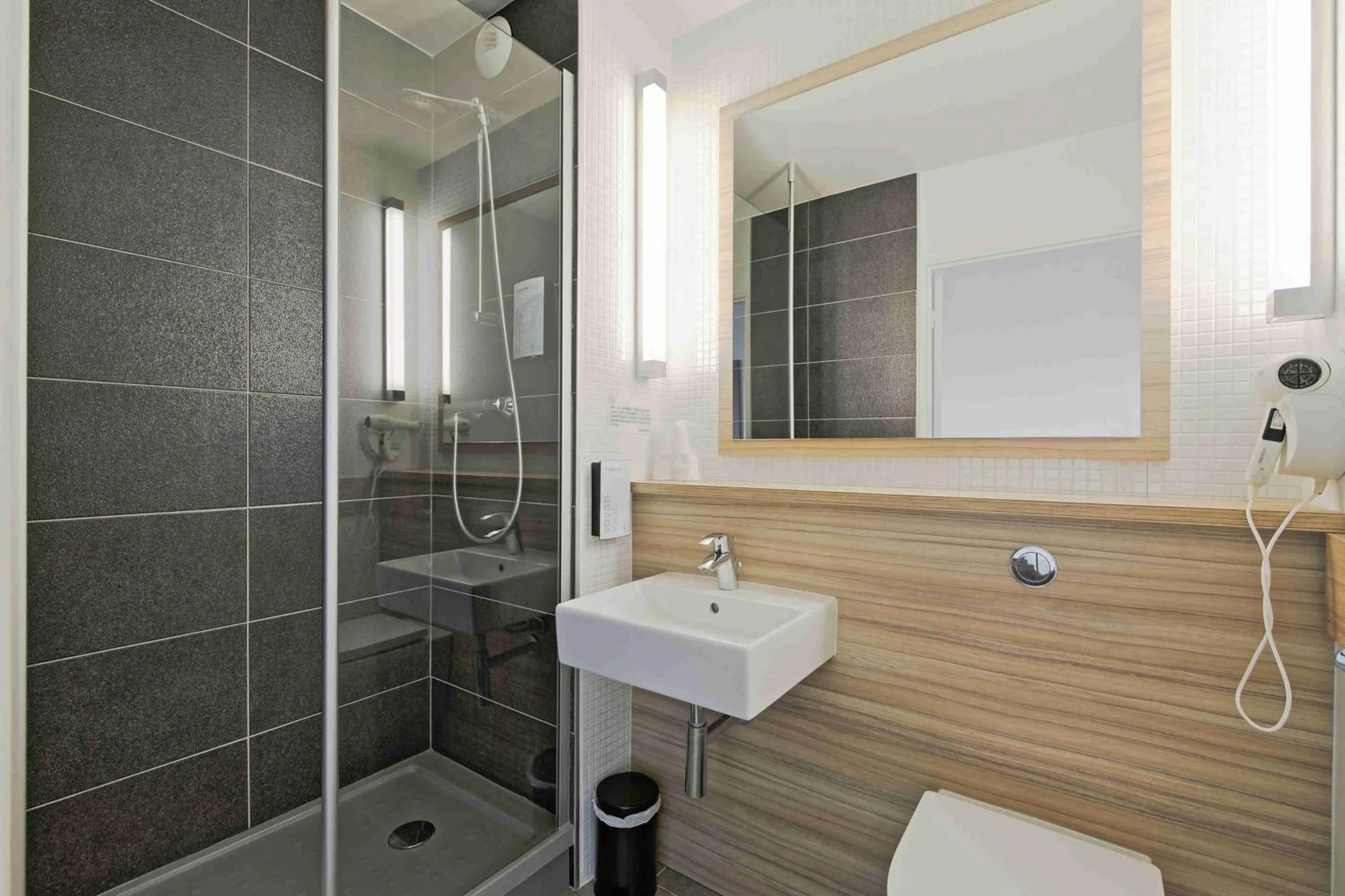 Shower in Campanile Roissy - Aéroport CDG - Le Mesnil Amelot