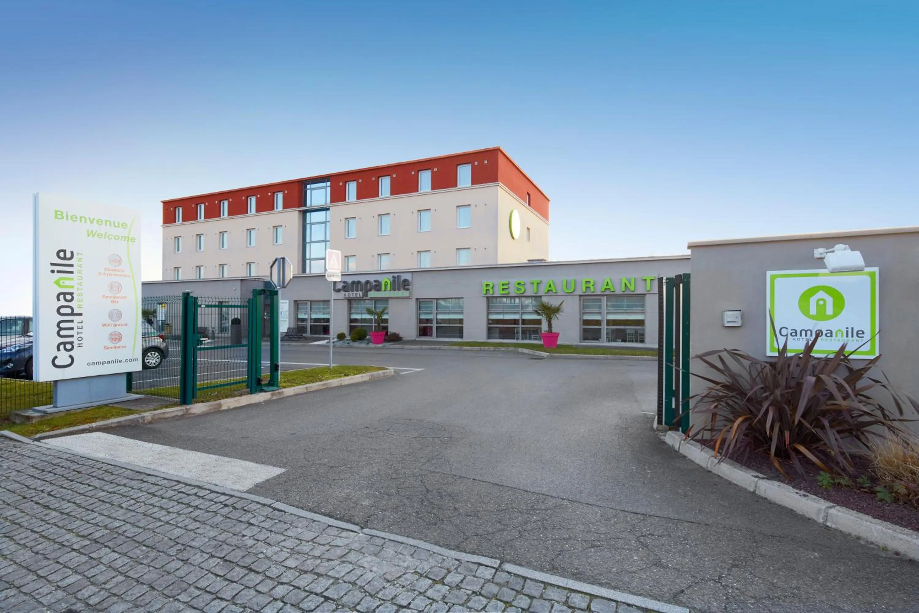 Property building in Campanile Roissy - Aéroport CDG - Le Mesnil Amelot