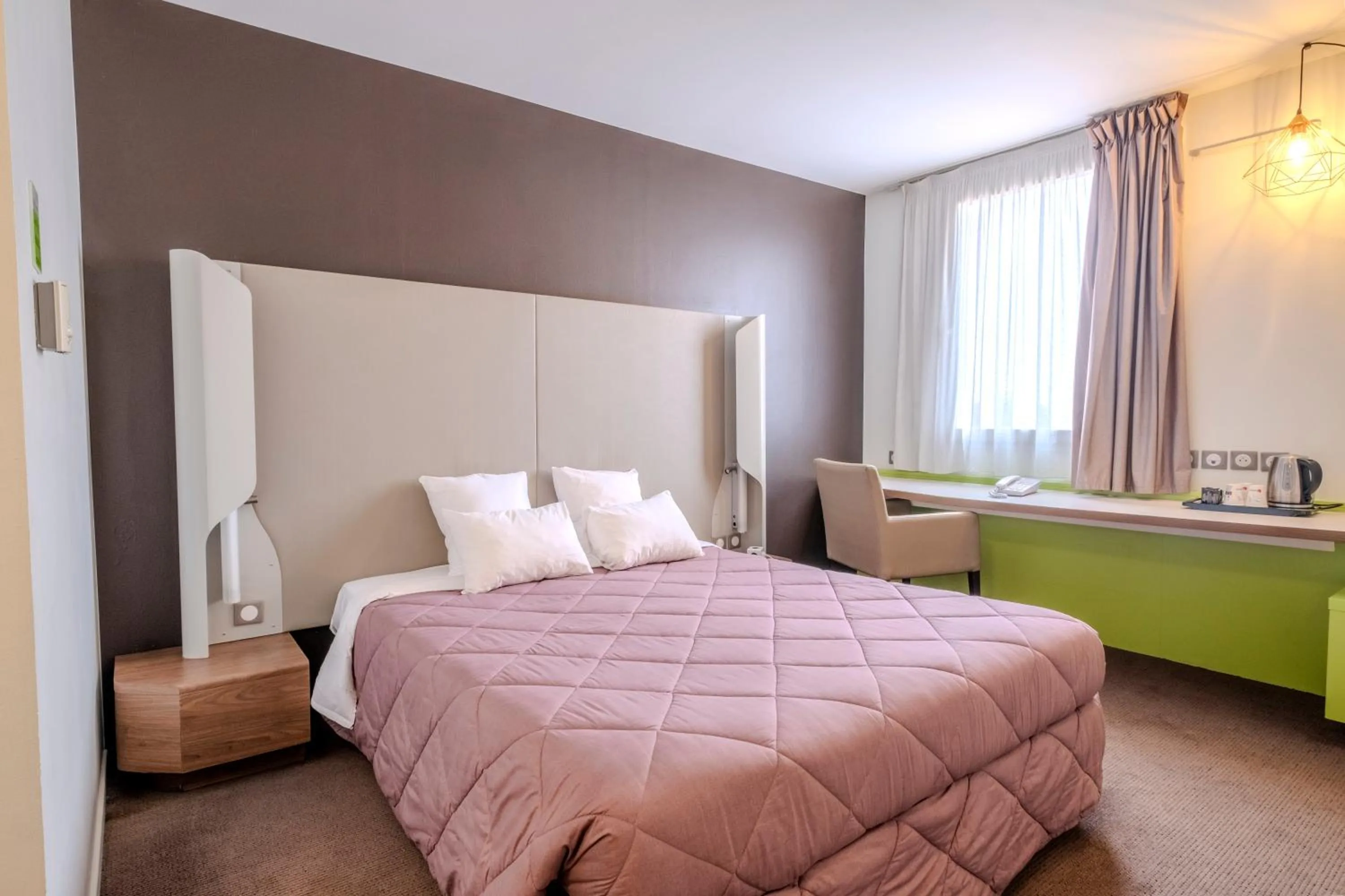 Photo of the whole room, Bed in Campanile Roissy - Aéroport CDG - Le Mesnil Amelot
