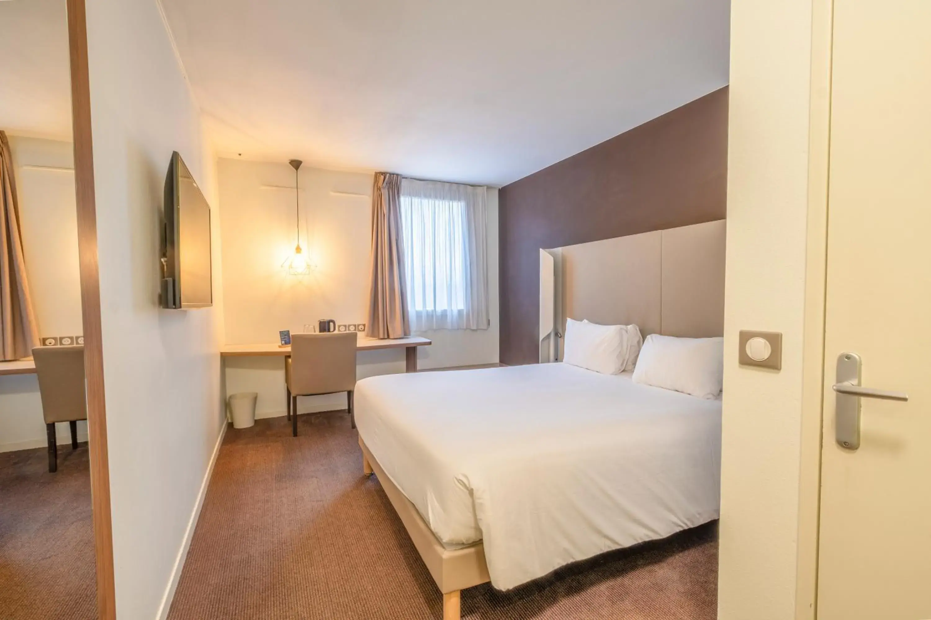 Bedroom, Bed in Campanile Roissy - Aéroport CDG - Le Mesnil Amelot Bedroom, Bed in Campanile Roissy - Aéroport CDG - Le Mesnil Amelot