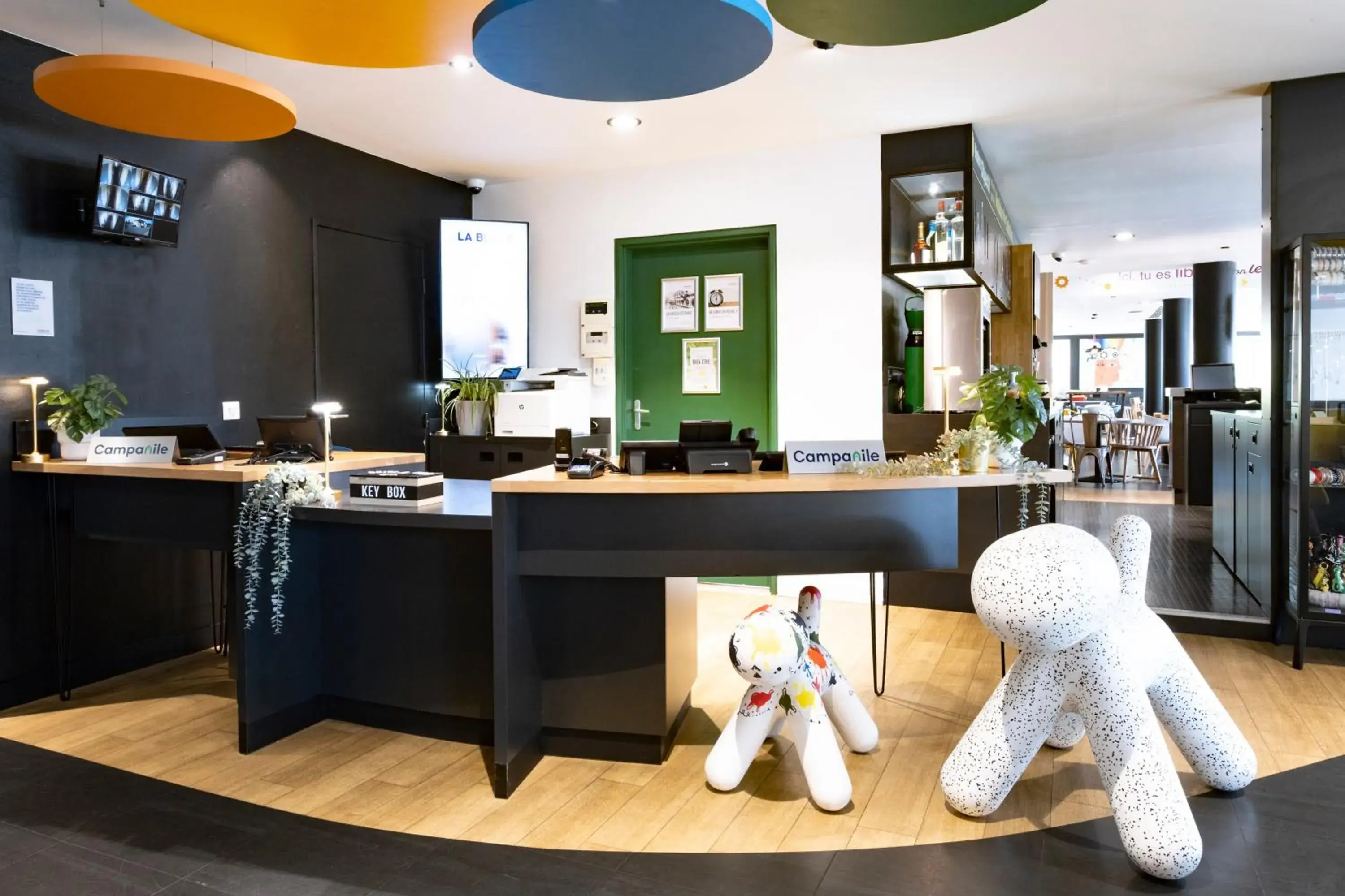 Lobby or reception in Campanile Roissy - Aéroport CDG - Le Mesnil Amelot Lobby or reception in Campanile Roissy - Aéroport CDG - Le Mesnil Amelot