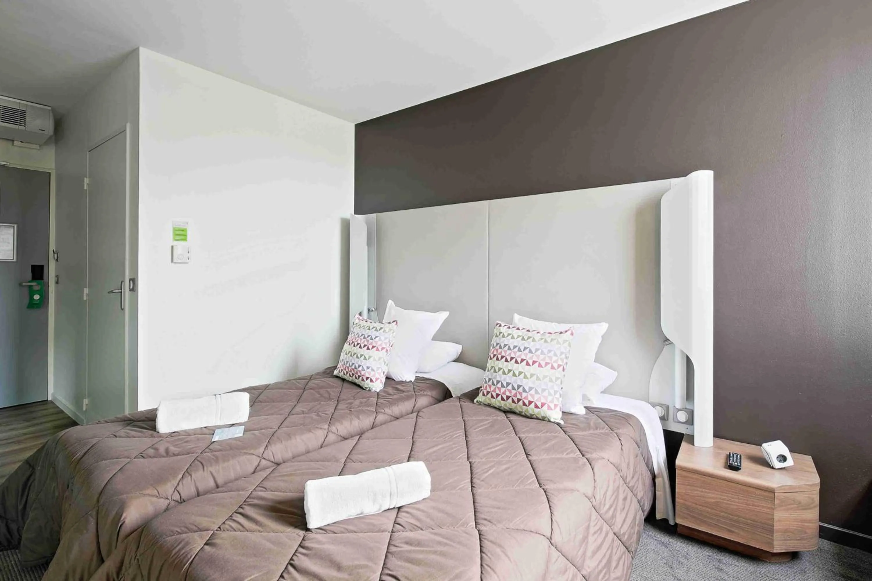 Photo of the whole room, Bed in Campanile Roissy - Aéroport CDG - Le Mesnil Amelot