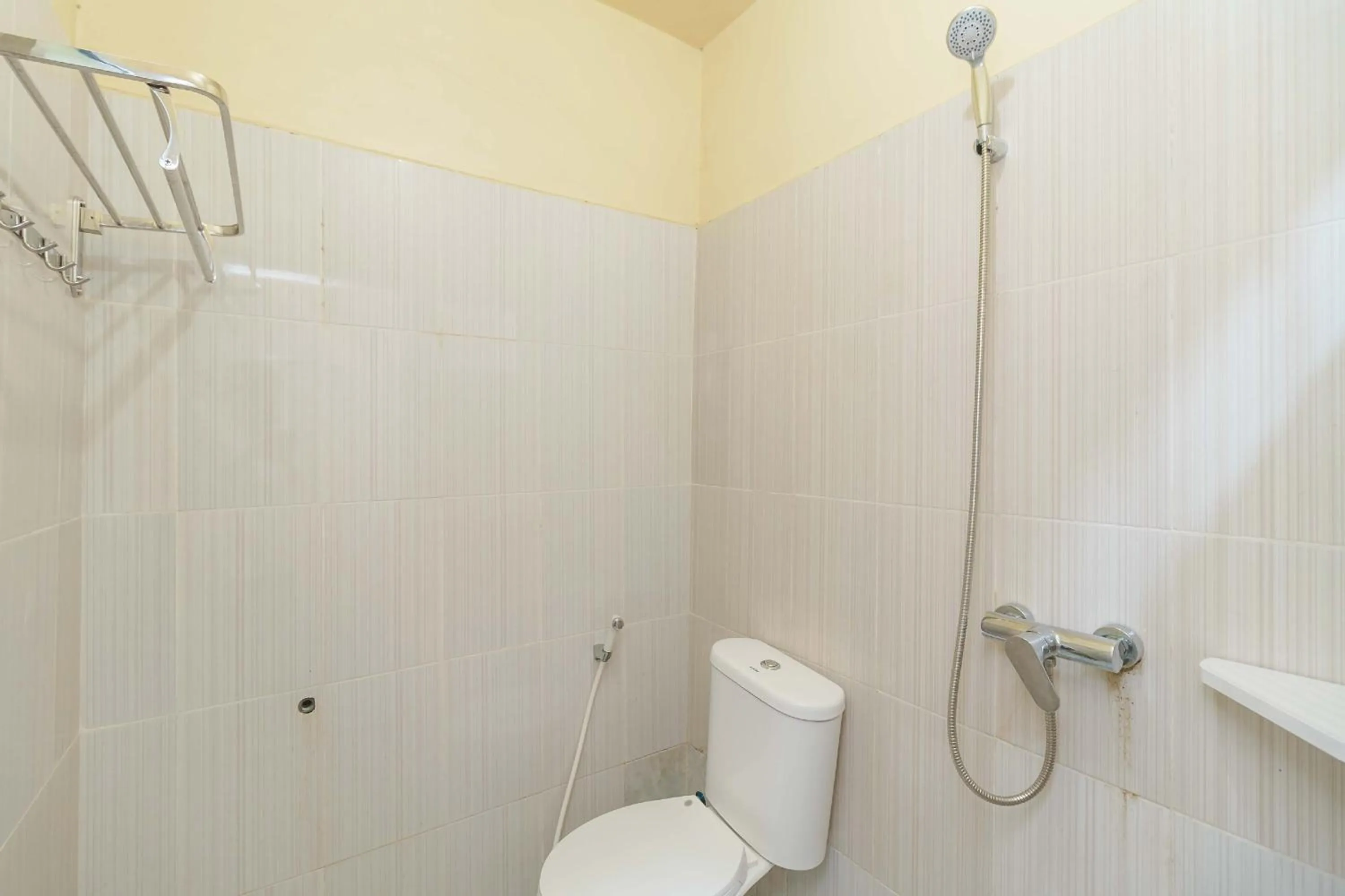 Bathroom in RedDoorz Syariah @ Mora Garden Bungo