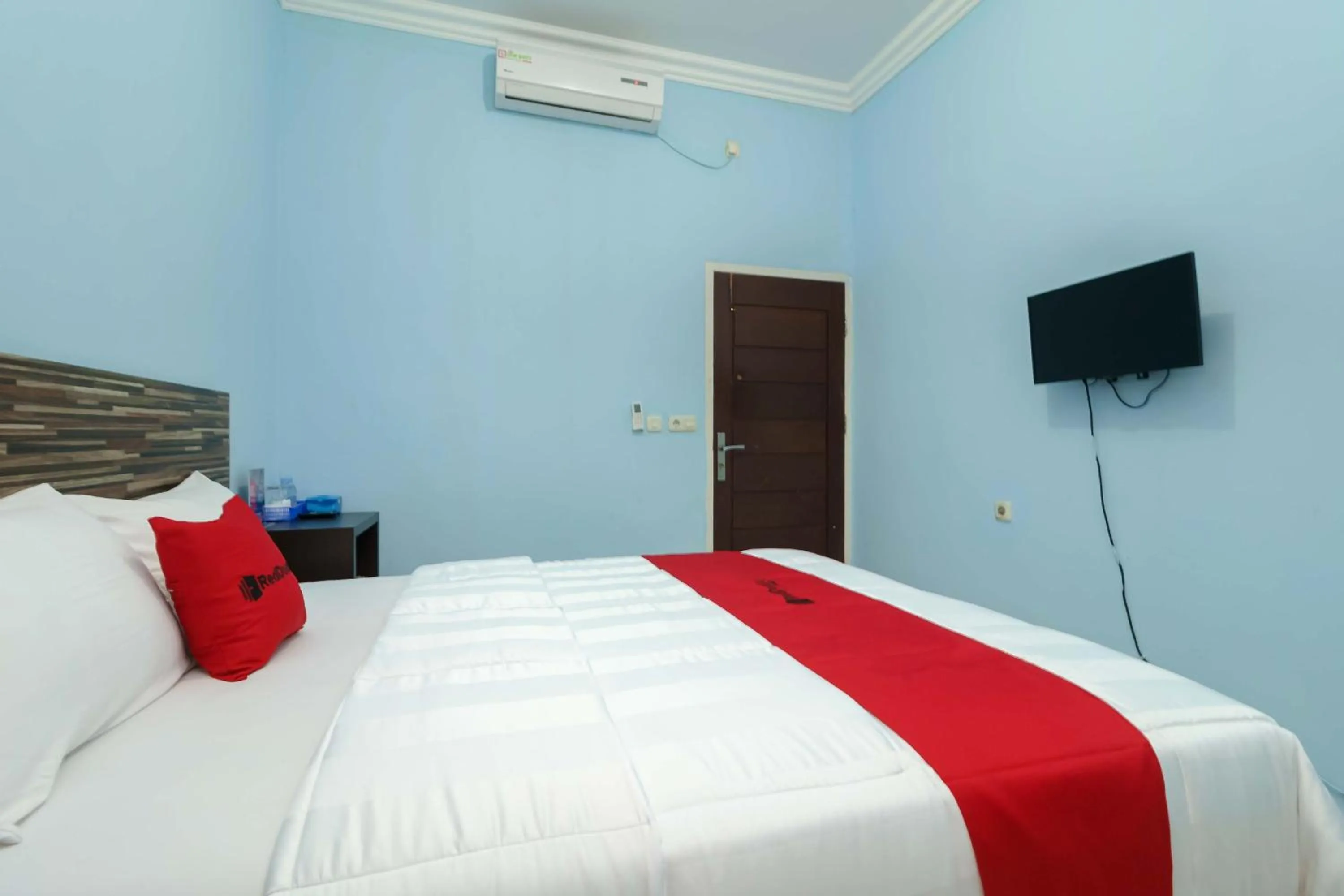 Bedroom, Bed in RedDoorz Syariah @ Mora Garden Bungo