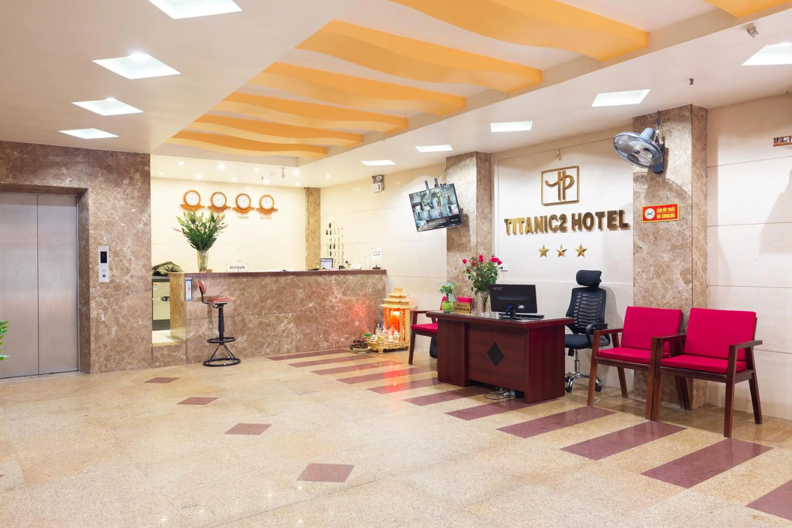 People in Titanic 2 Hotel