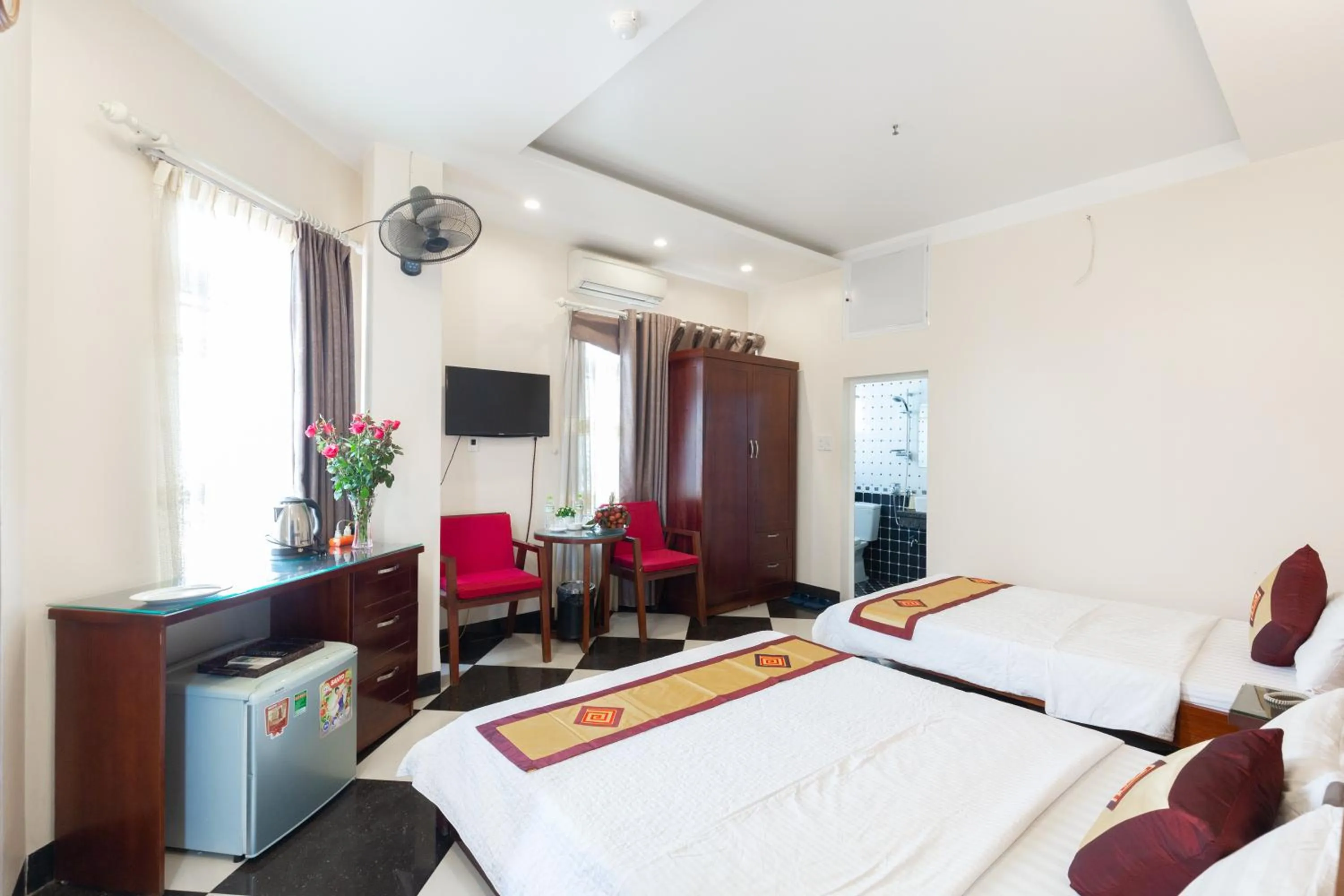 Photo of the whole room, Bed in Titanic 2 Hotel