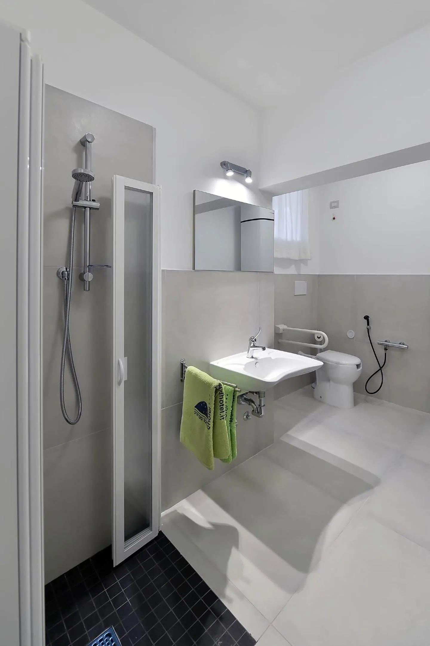 Shower in Hotel Croce Del Sud