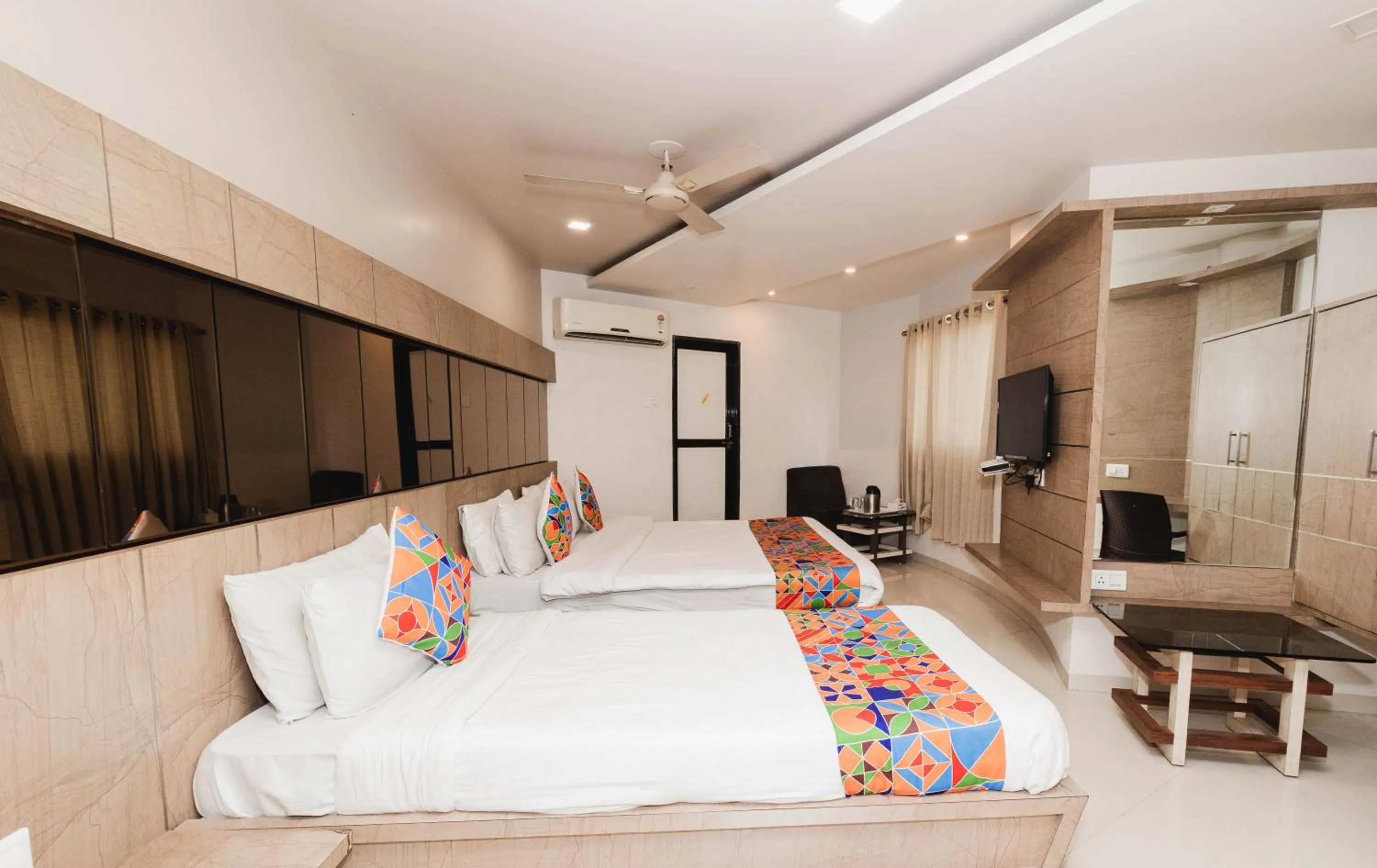 Bedroom, Bed in Hotel Amber Railway station