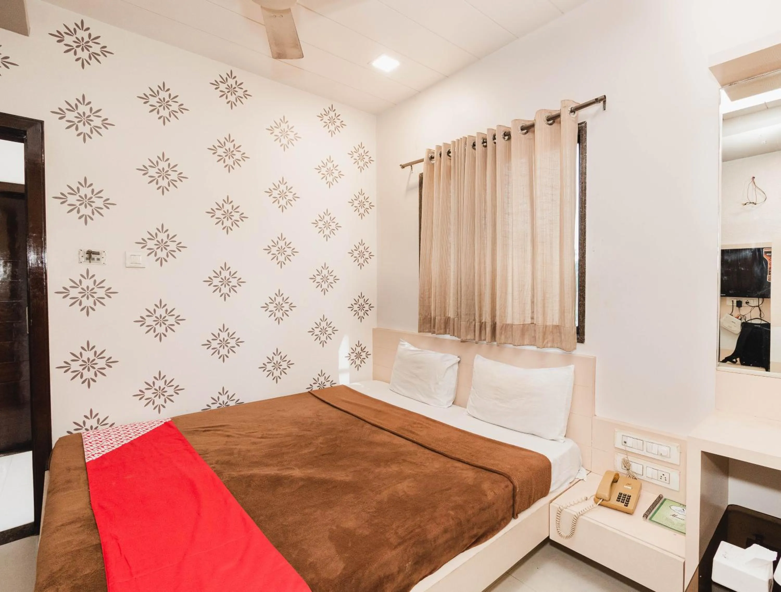 Bedroom, Bed in Hotel Amber Railway station