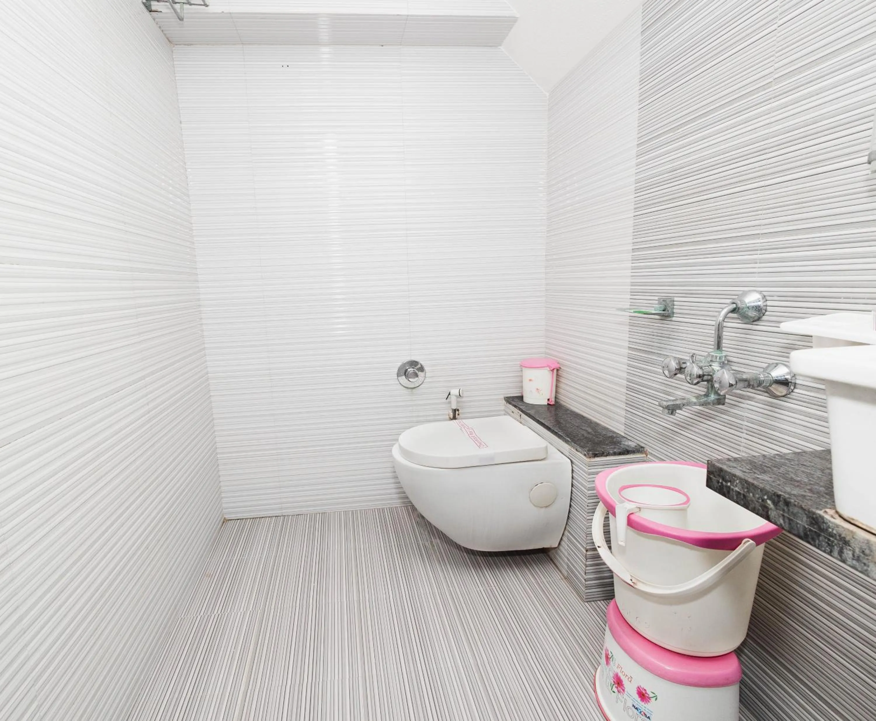 Bathroom in Hotel Amber Railway station