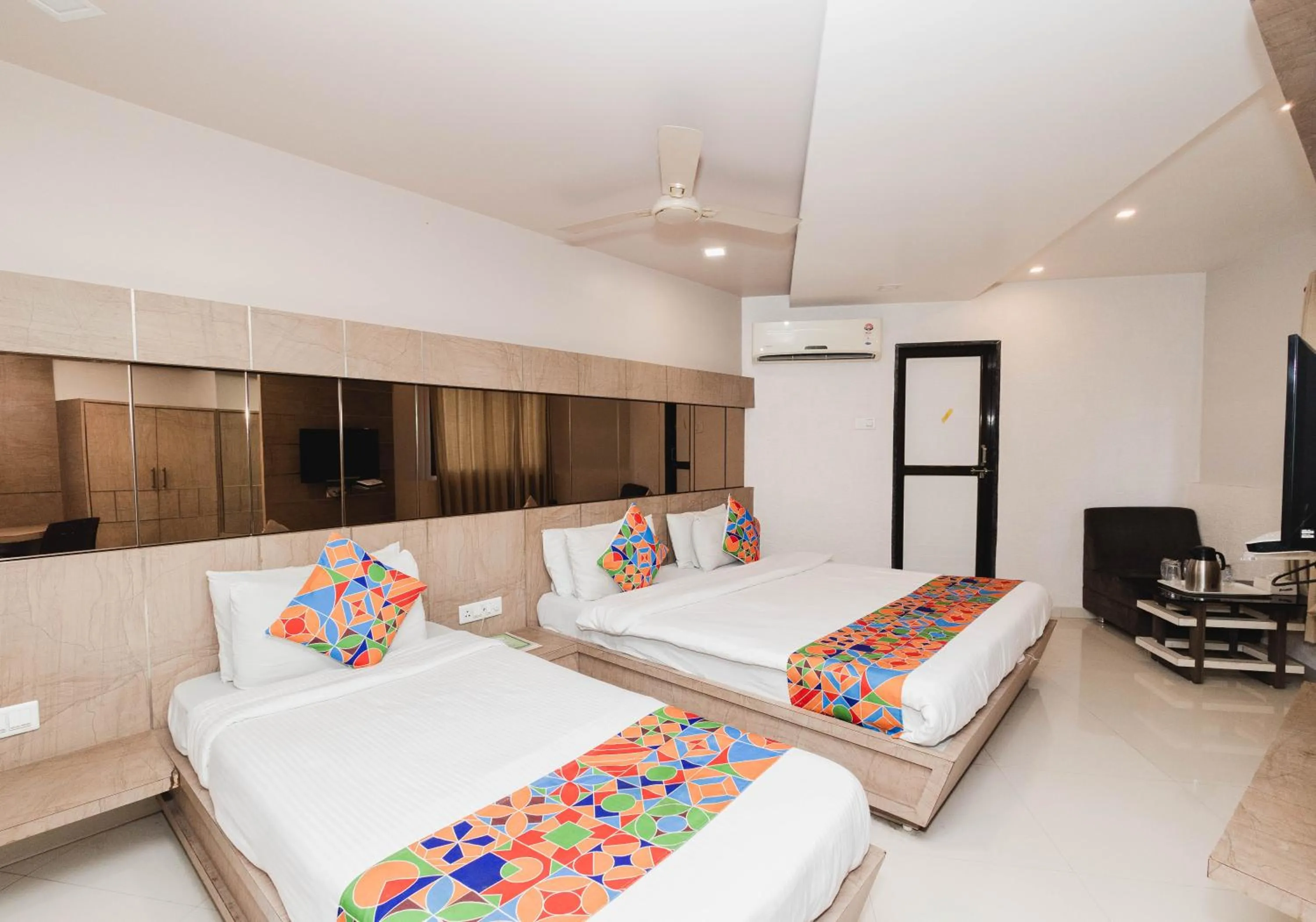 Bedroom, Bed in Hotel Amber Railway station