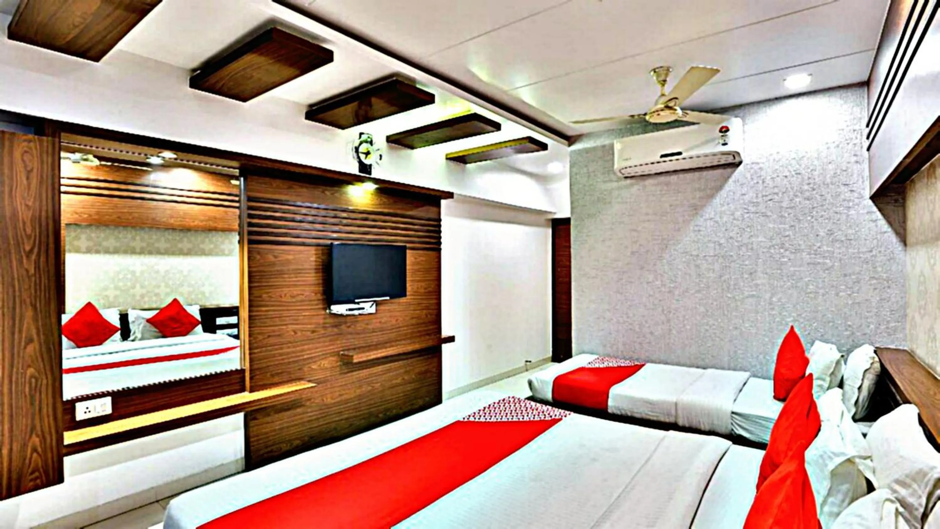 Photo of the whole room, Bed in Hotel Amber Railway station