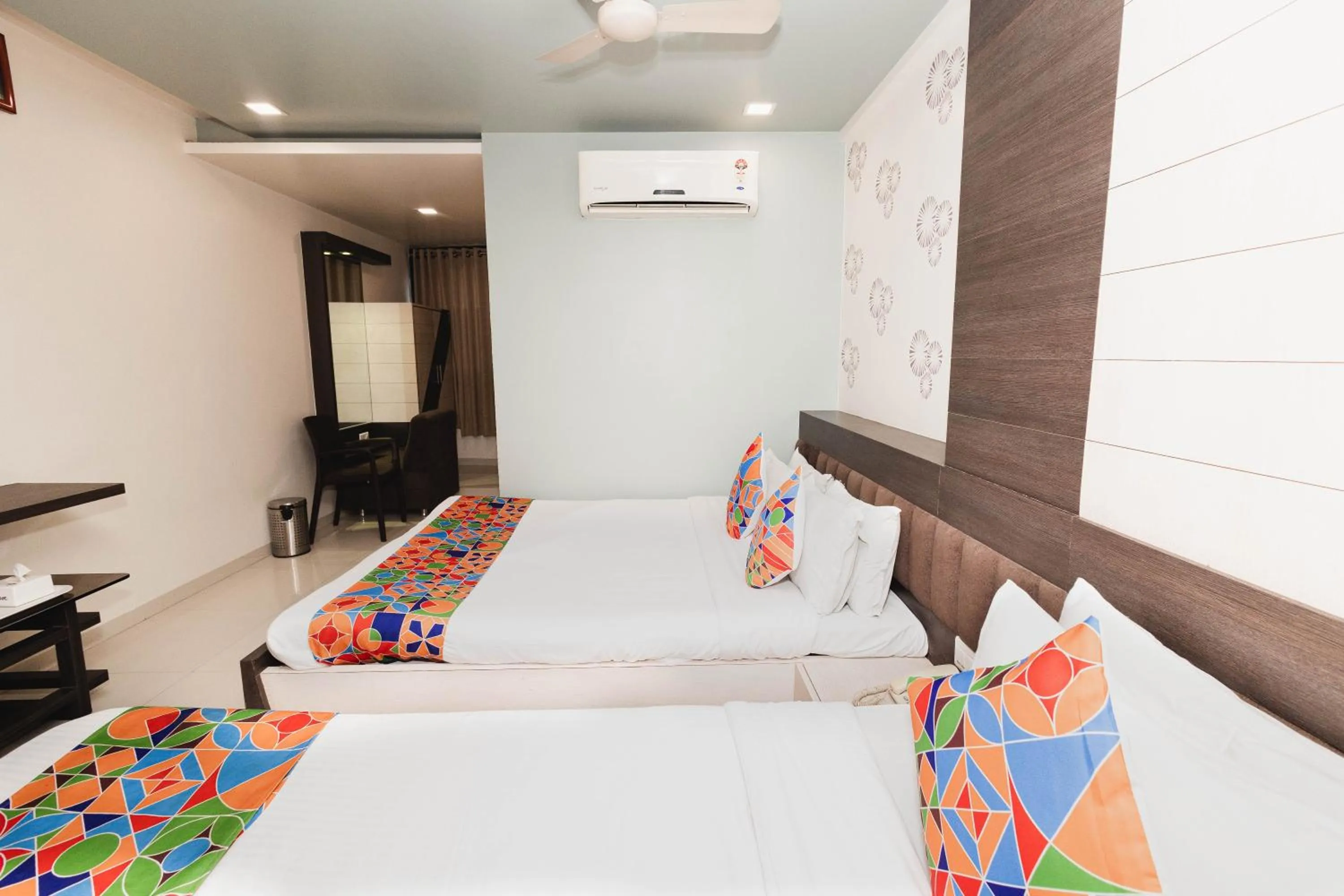 Bedroom, Bed in Hotel Amber Railway station