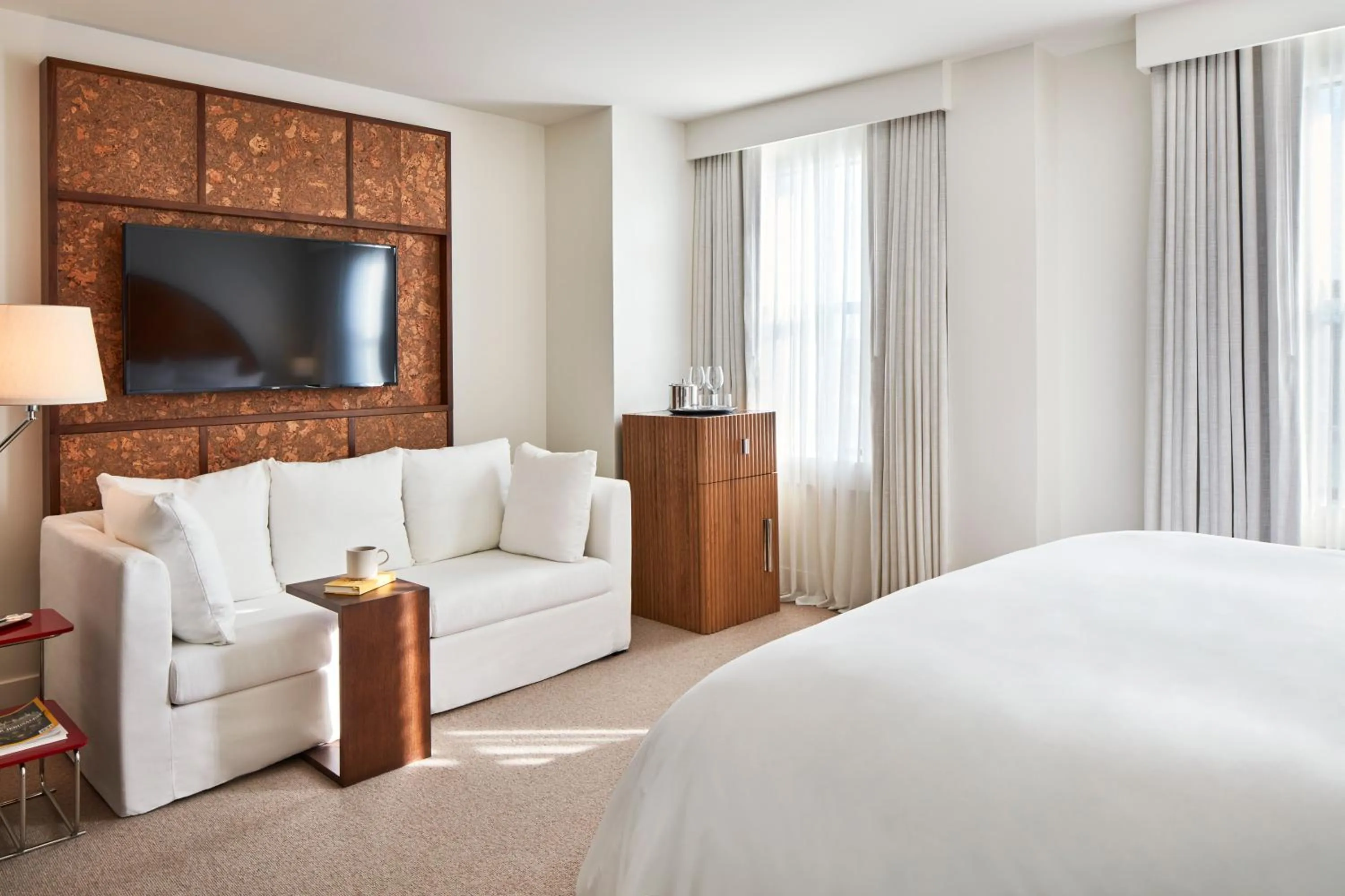 Seating area, Bed in Lyle DC