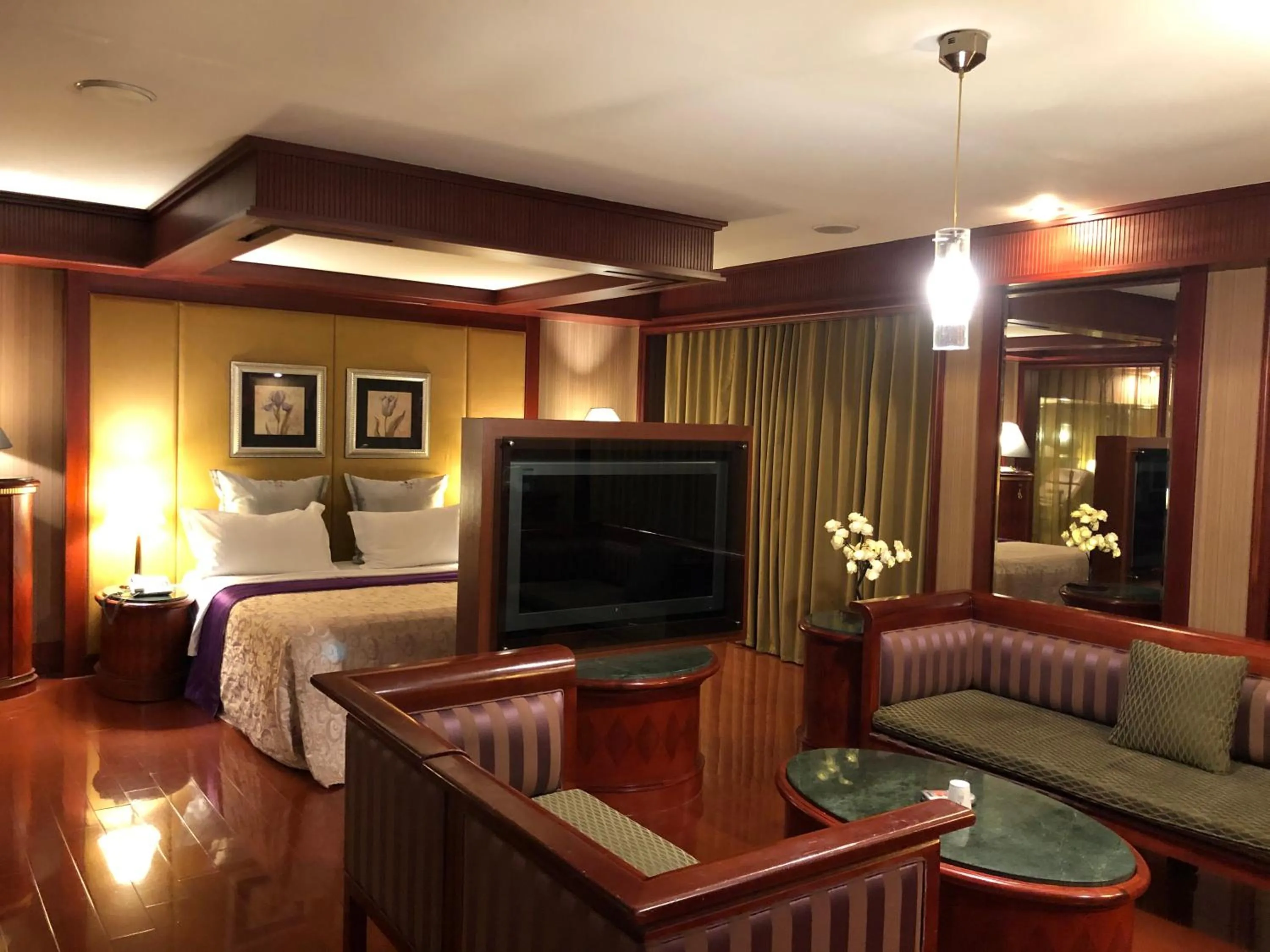 TV and multimedia in Love Tree Motel