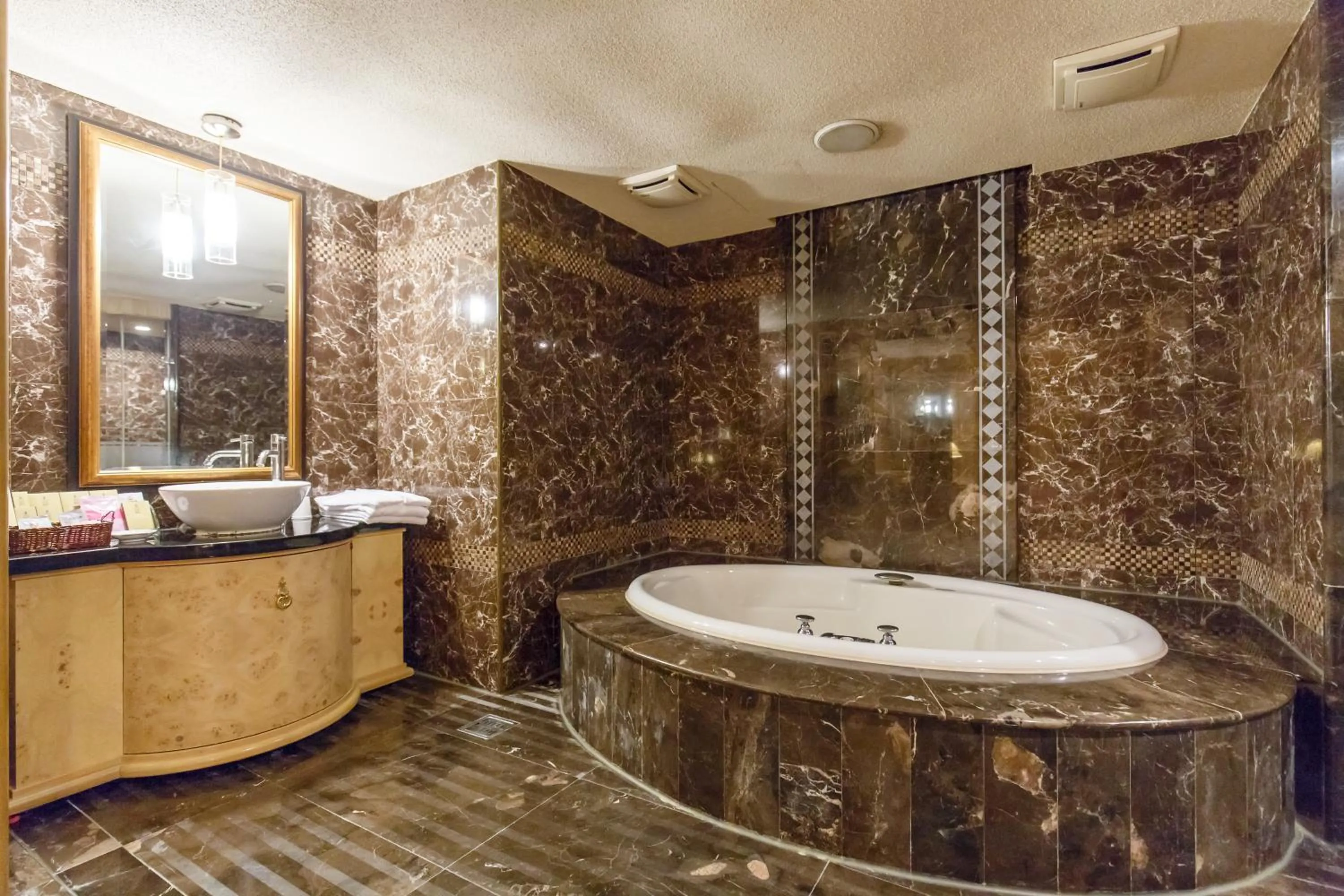 Hot Tub in Love Tree Motel