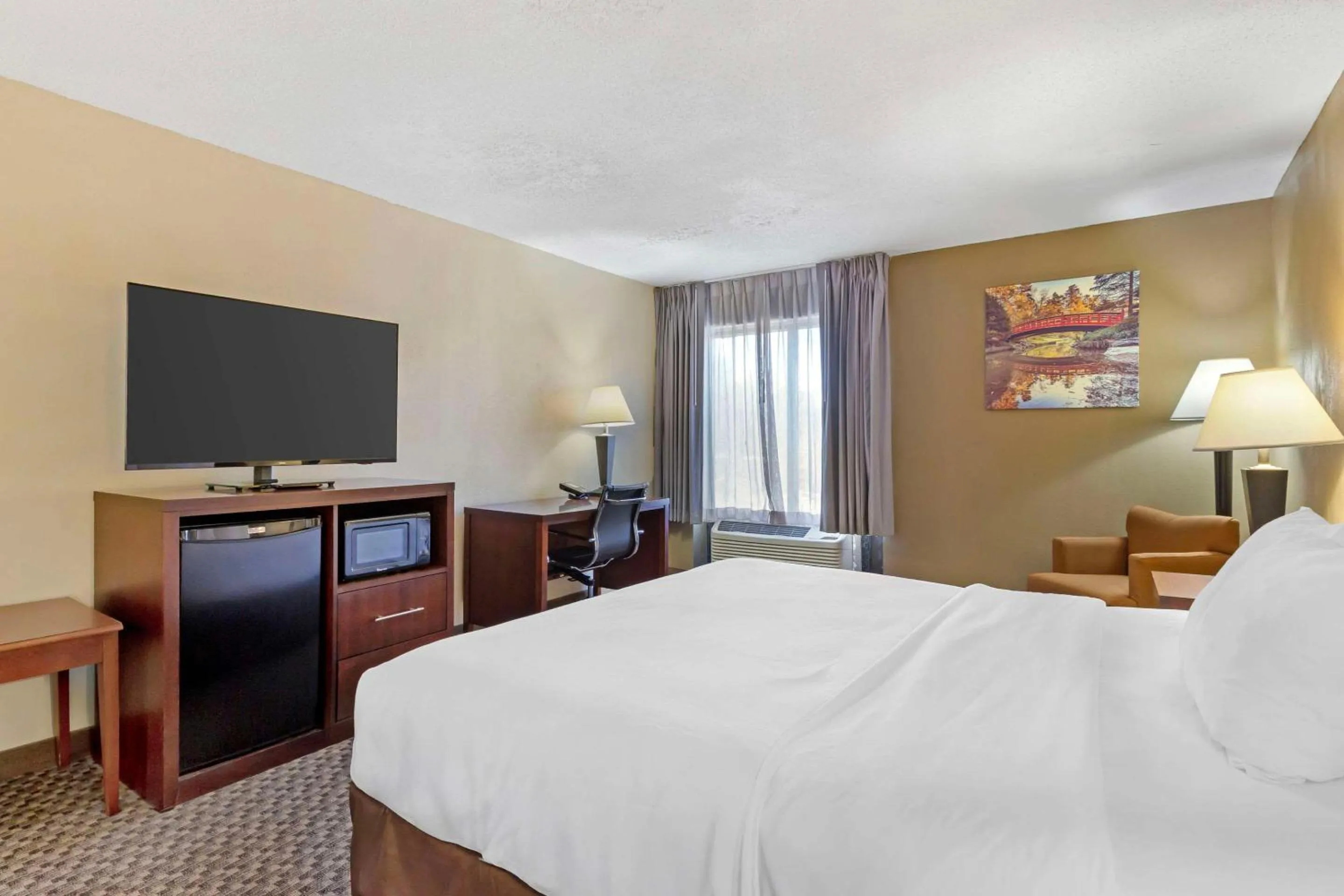 Bedroom, Bed in Clarion Pointe Durham Research Triangle Park