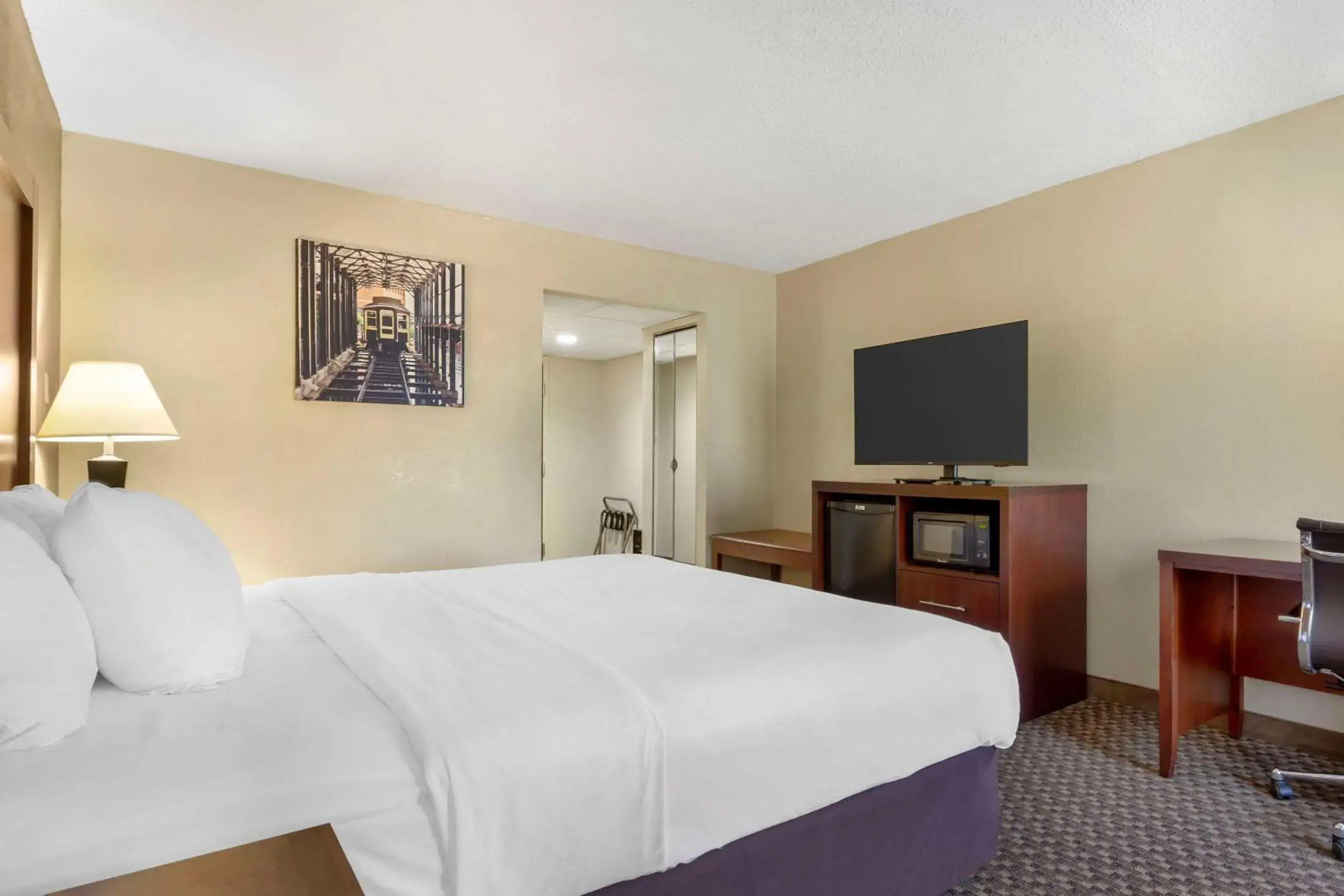 Bedroom, Bed in Clarion Pointe Research Triangle Park Durham Bedroom, Bed in Clarion Pointe Research Triangle Park Durham
