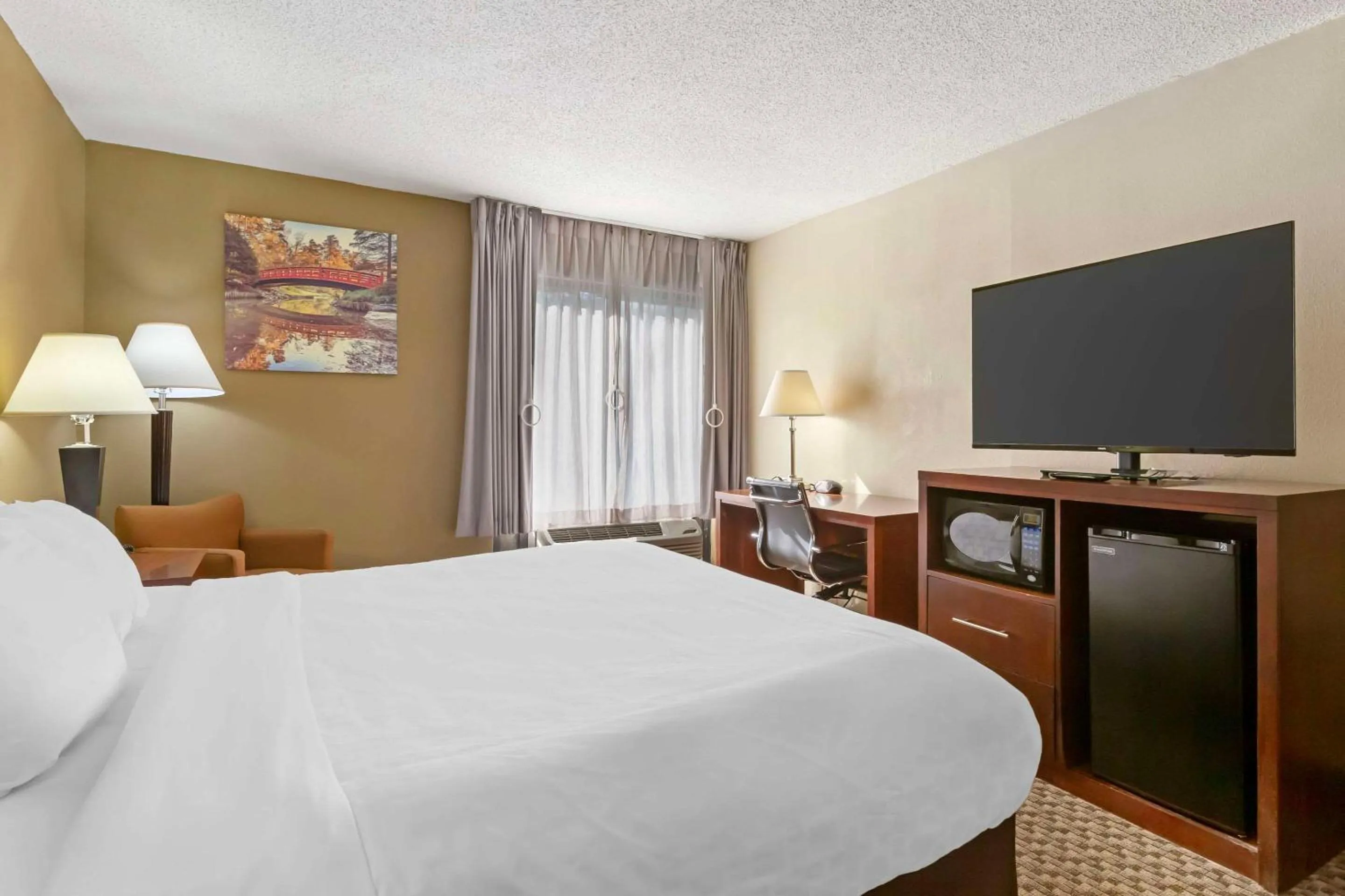 Bedroom, Bed in Clarion Pointe Durham Research Triangle Park