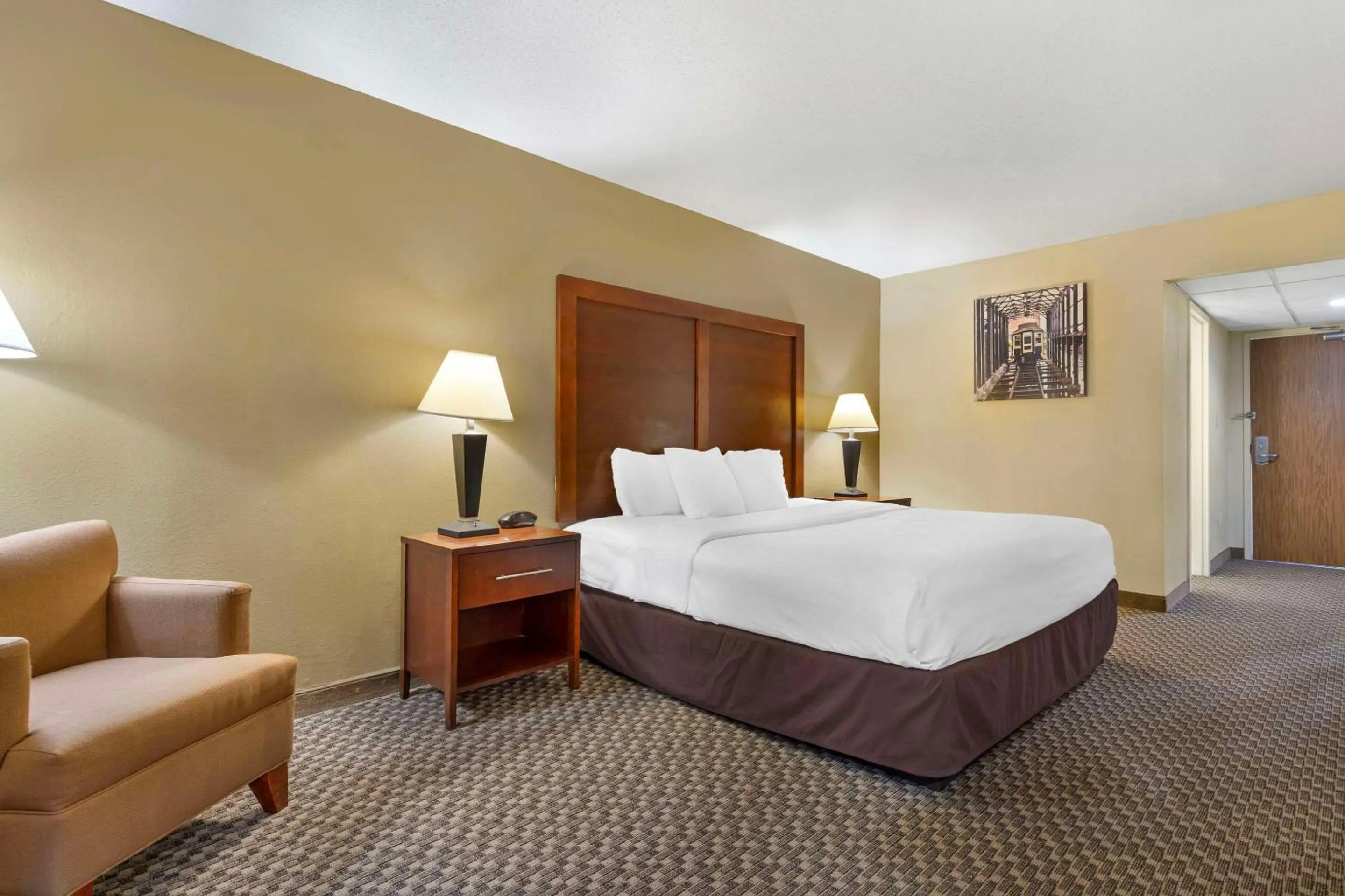 Bedroom, Bed in Clarion Pointe Durham Research Triangle Park