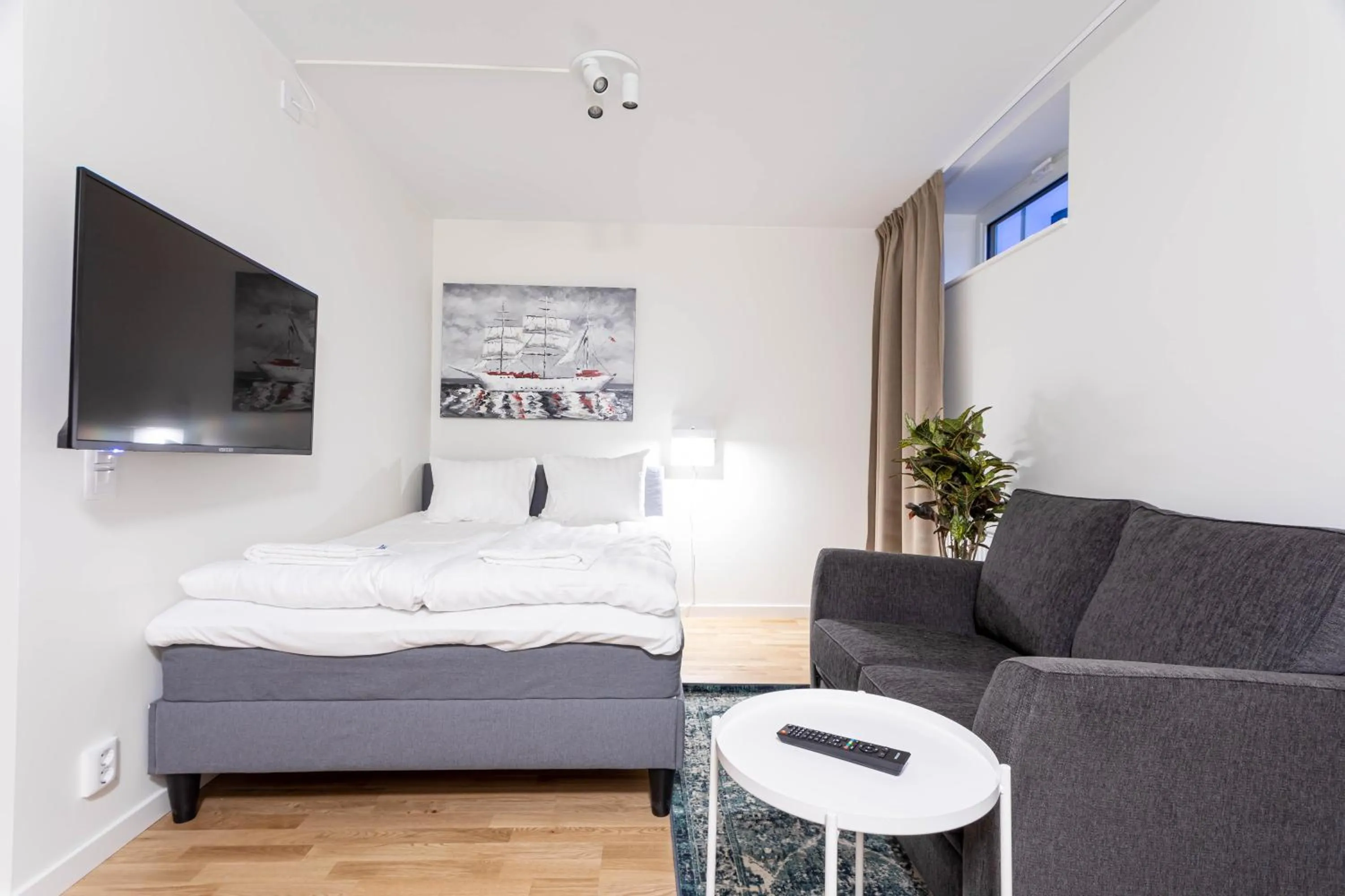 Photo of the whole room, Bed in ApartDirect Linköping Vasastaden