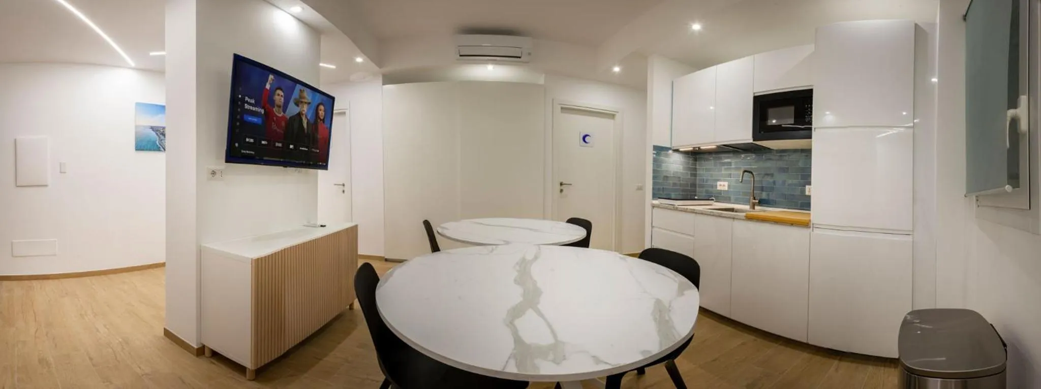 Communal lounge/ TV room in RomeCookSea Guest House