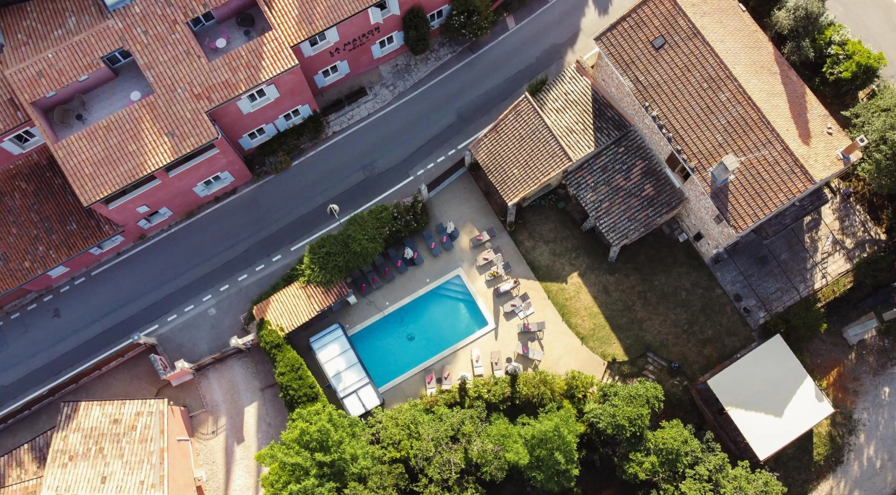 Pool view in La Maison des Ocres - Provence
