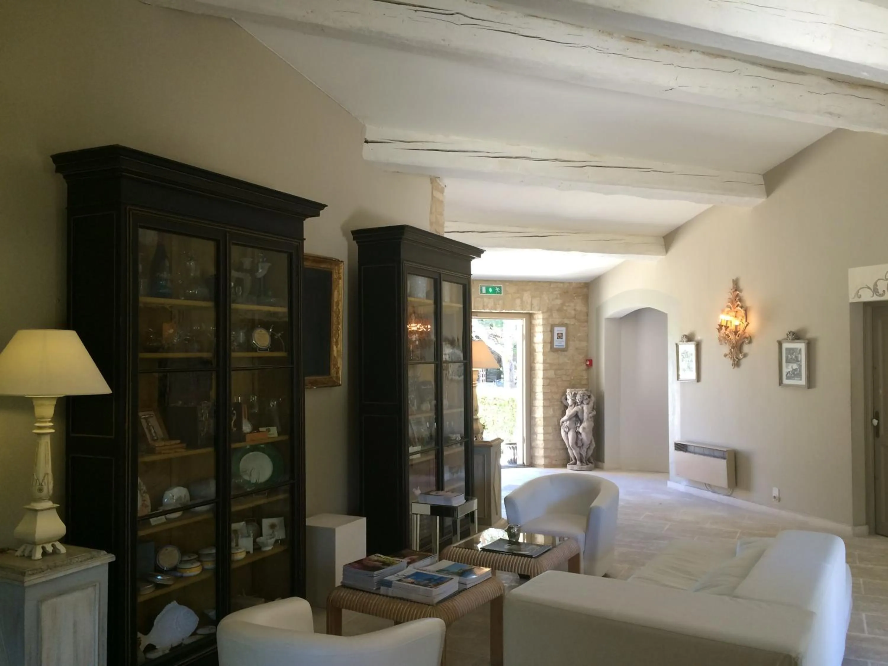 Communal lounge/ TV room, Bed in Hostellerie Le Roy Soleil