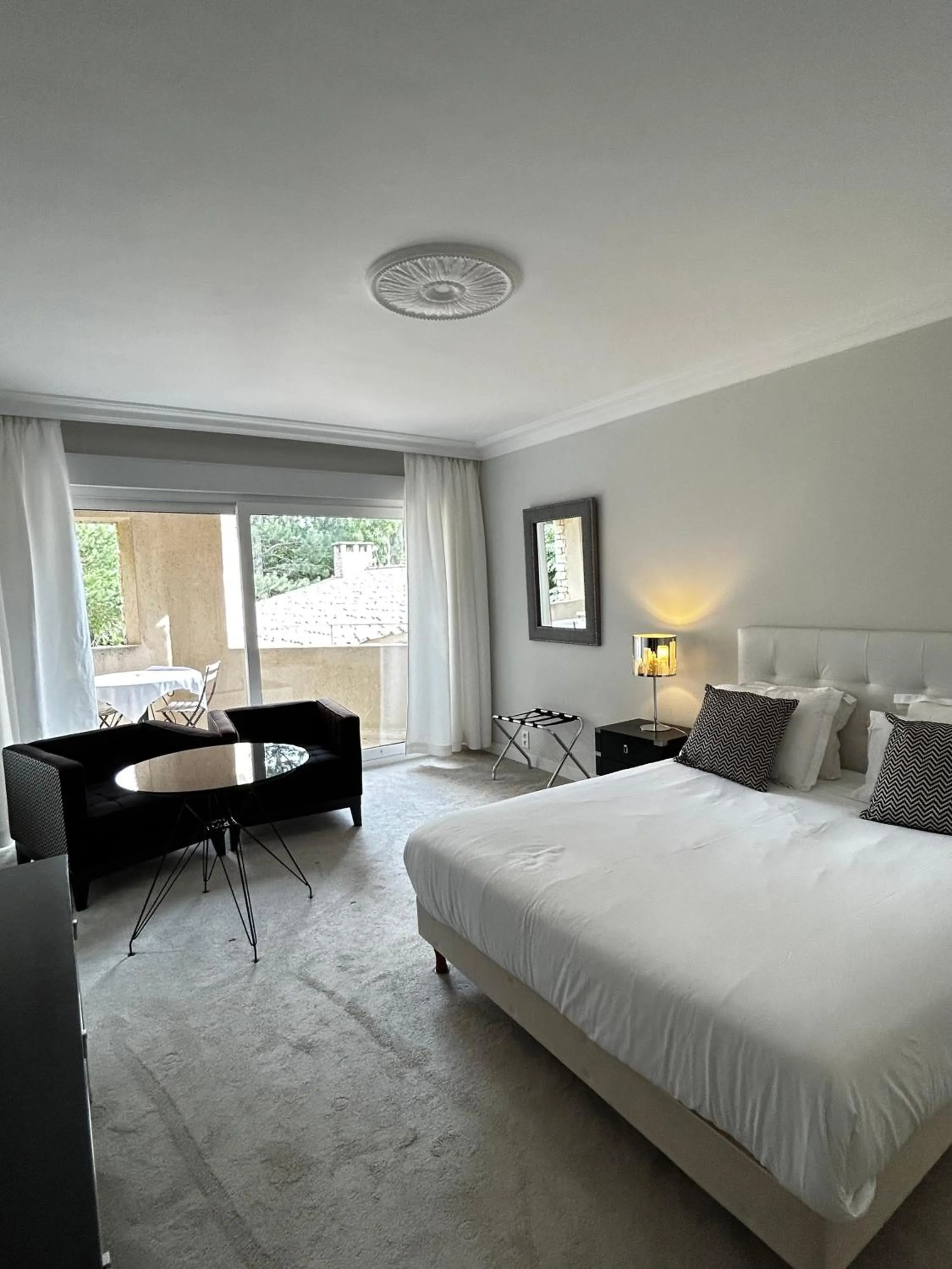 Bed in Hostellerie Le Roy Soleil