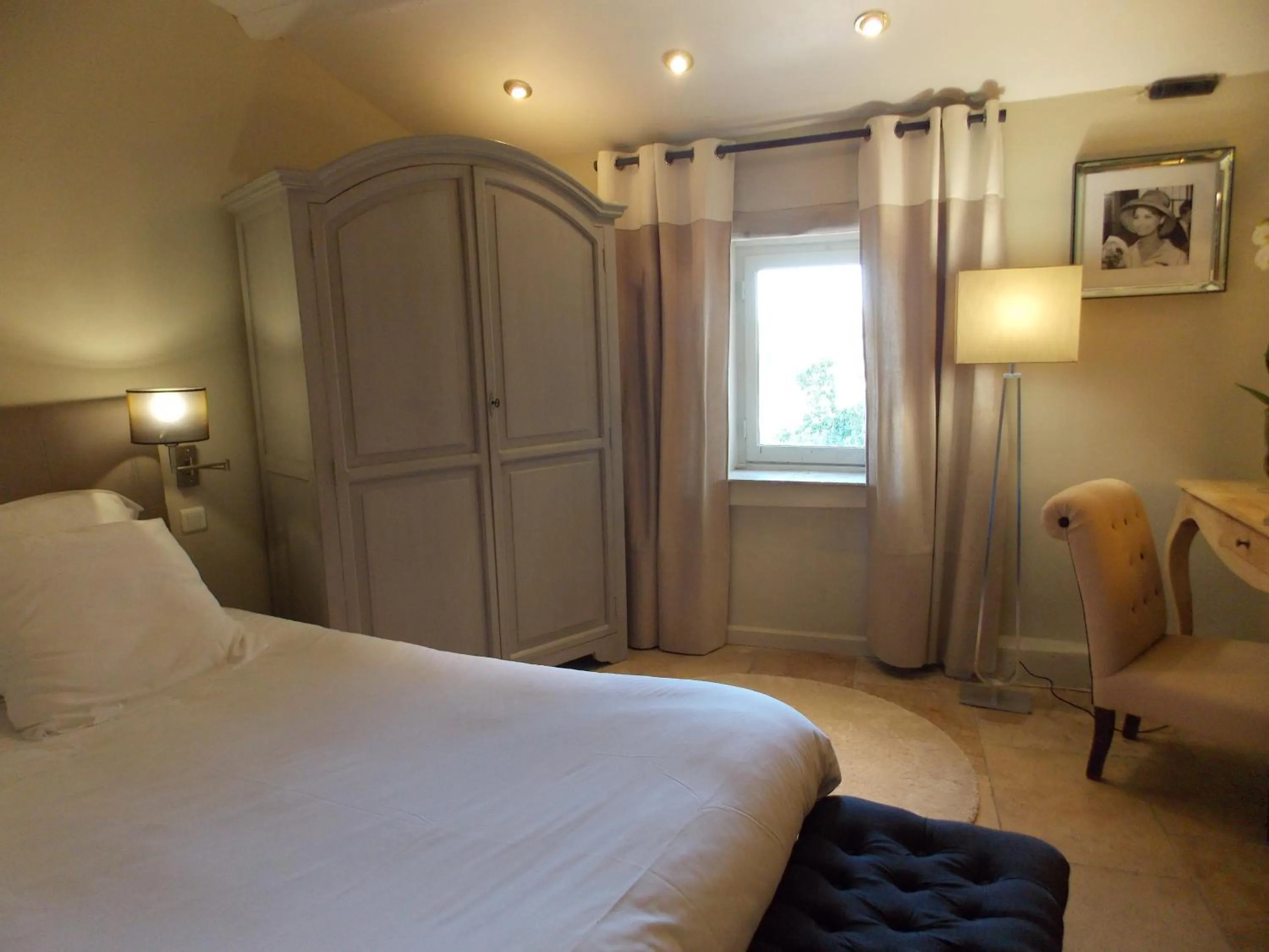 Bed in Hostellerie Le Roy Soleil