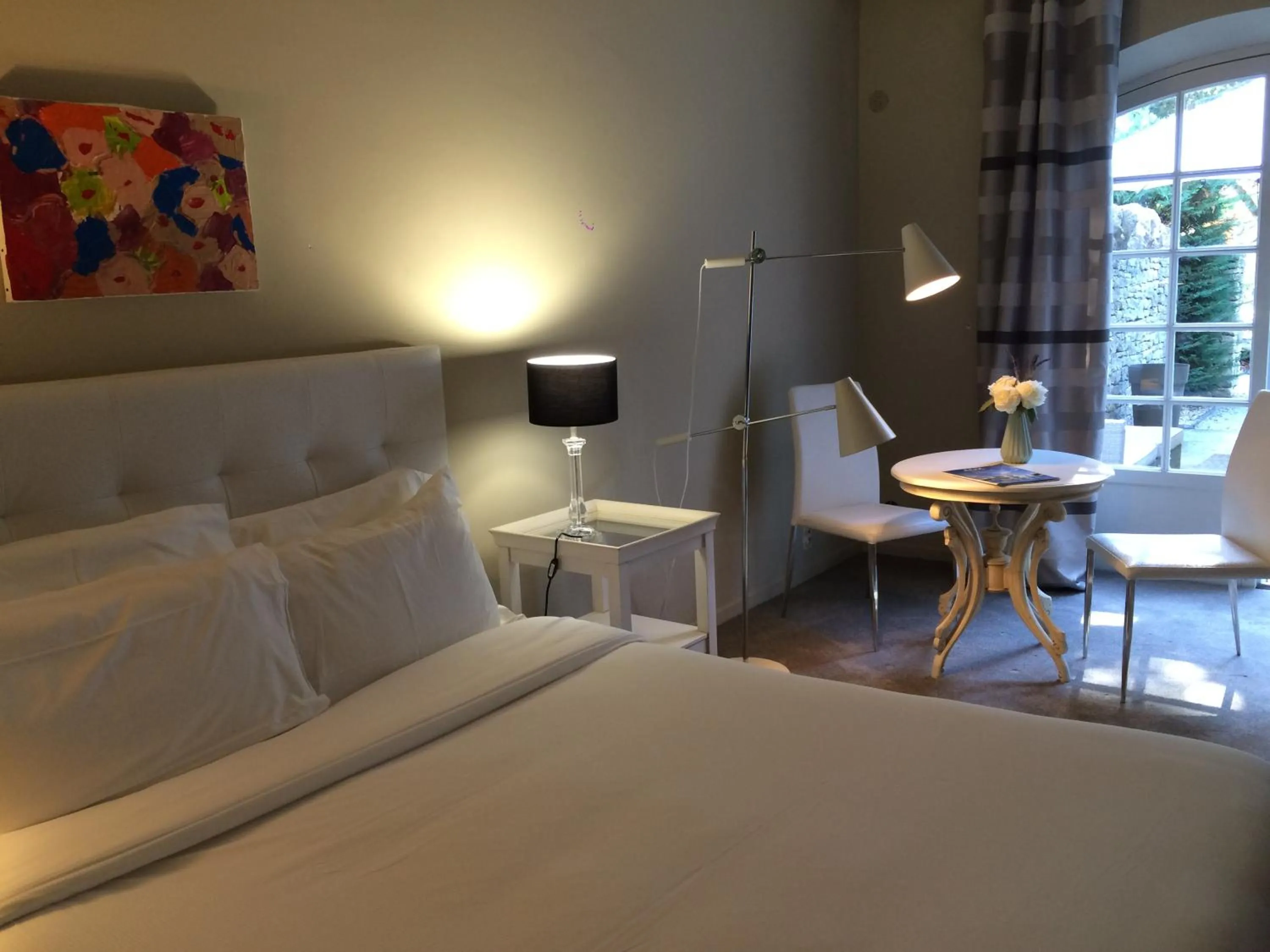 Bed in Hostellerie Le Roy Soleil